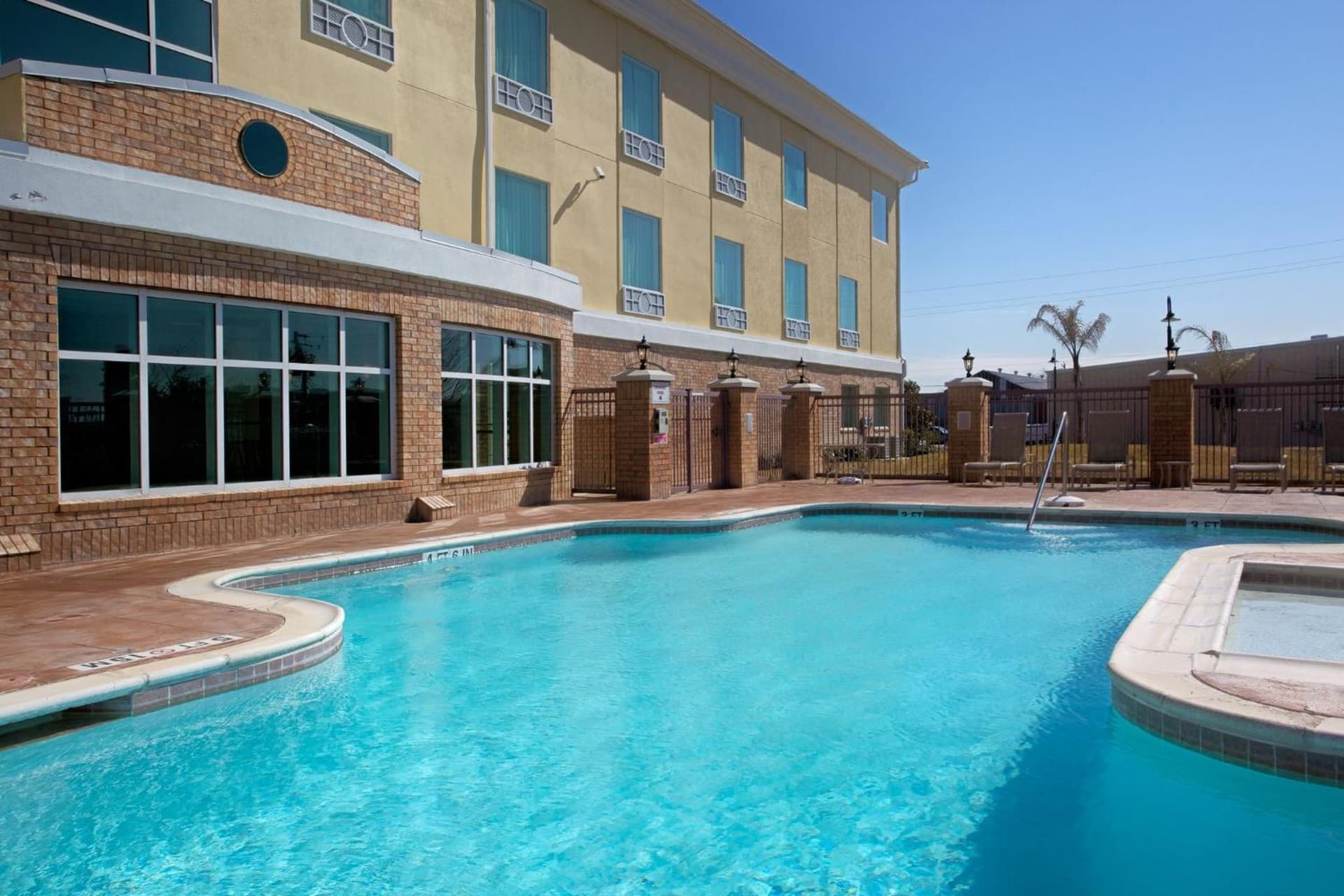 Holiday Inn Express Pearland by IHG gallery photo in Pearland, TX — image 9