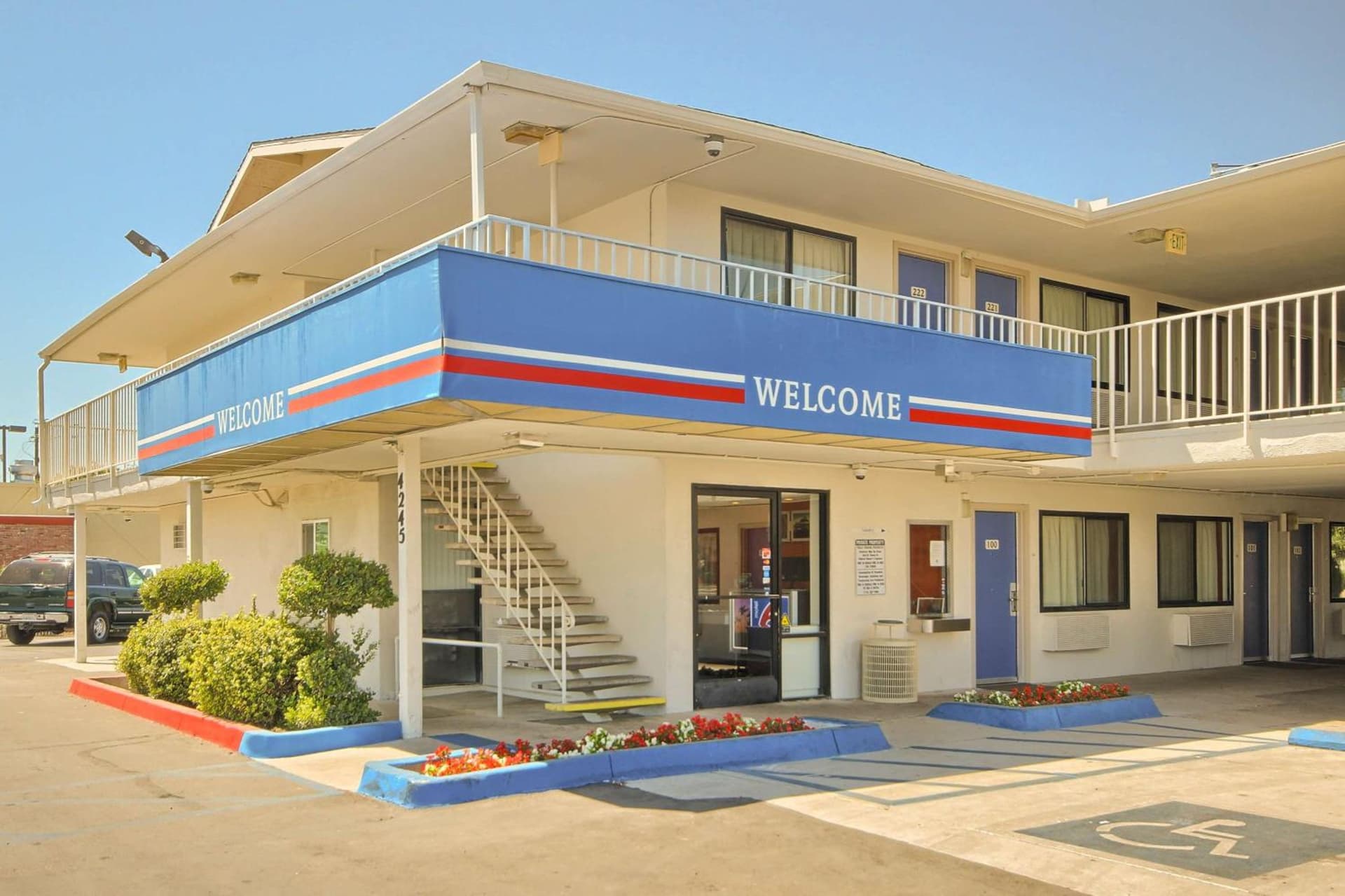 Motel 6-Fresno, CA - Blackstone North interior in Fresno, CA — gallery photo 2
