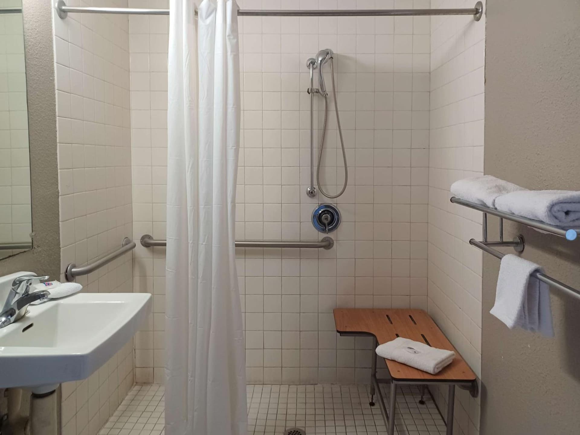 Motel 6-Fresno, CA - Blackstone North gallery photo in Fresno, CA — image 13