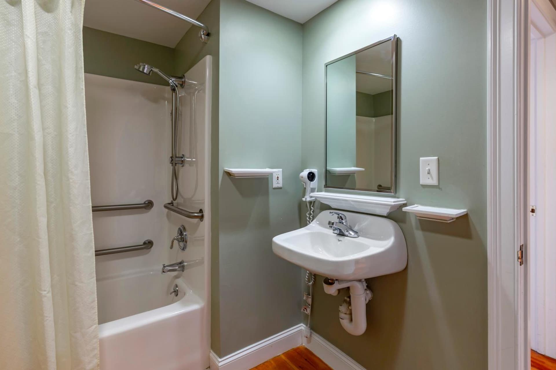 Essex Street Inn & Suites, an Ascend Collection Hotel gallery photo in Newburyport, MA — image 58