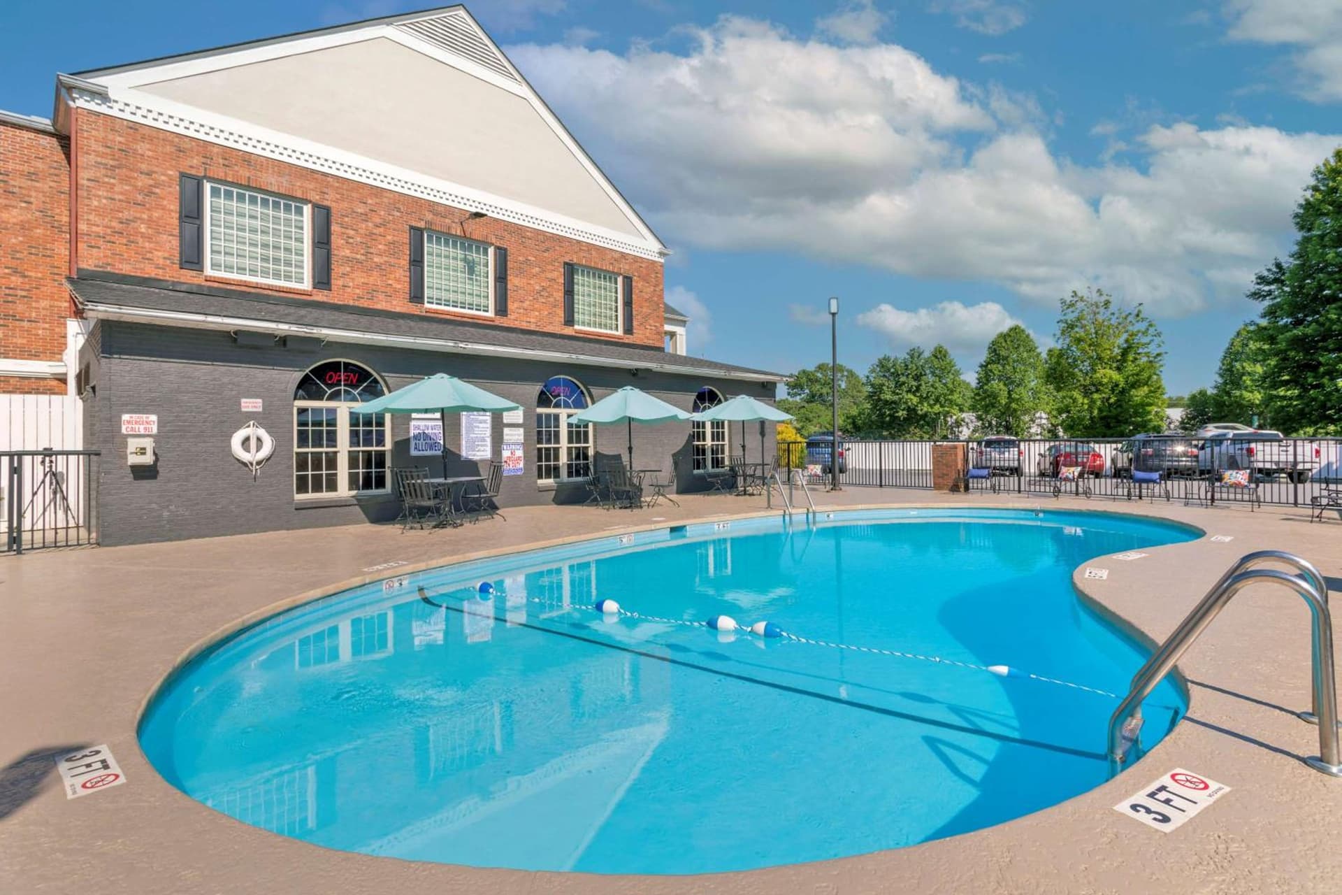 Best Western Hendersonville Inn property views in Hendersonville, NC — gallery photo 3