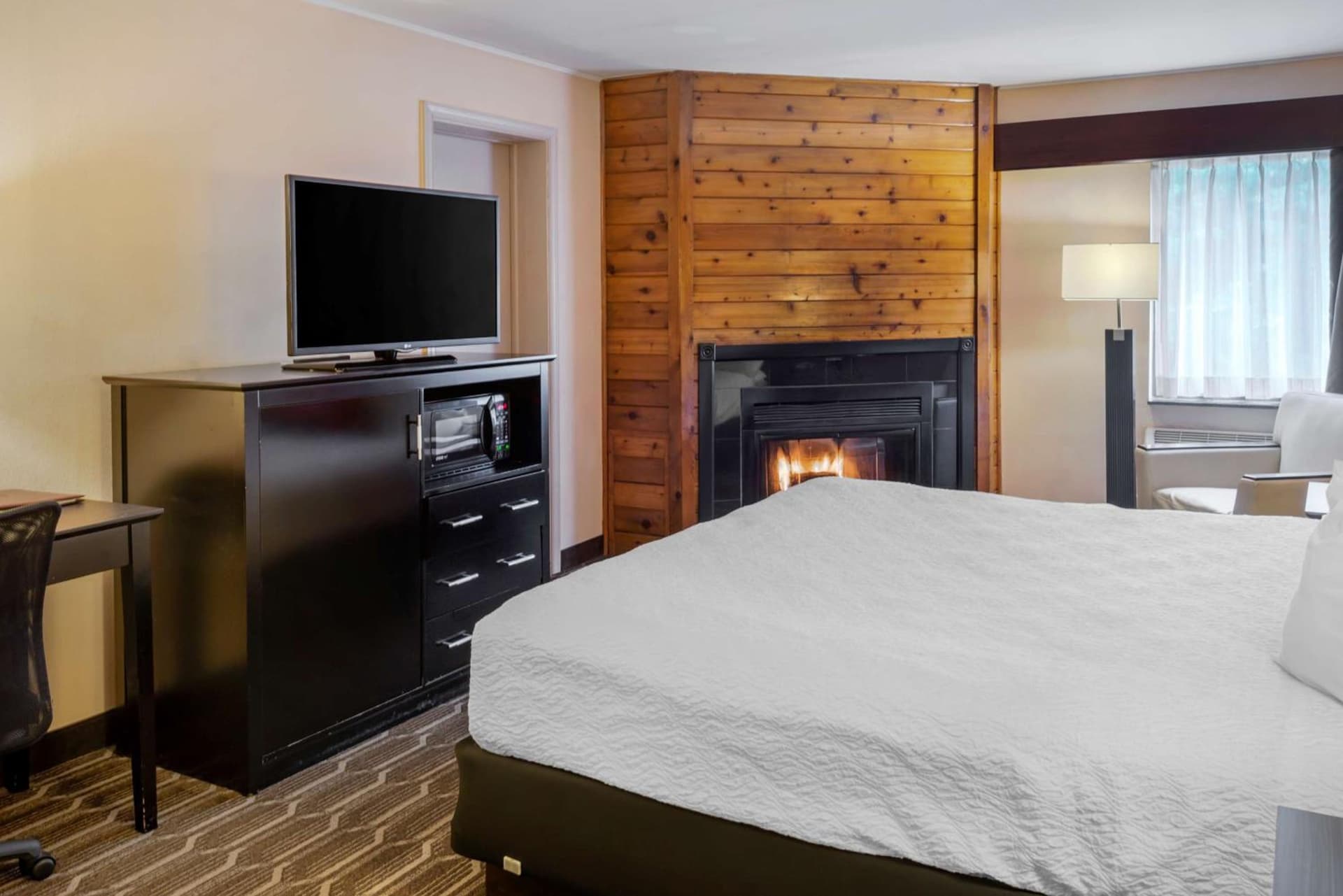 BEST WESTERN PLUS Poconos interior in Tannersville — gallery photo 2