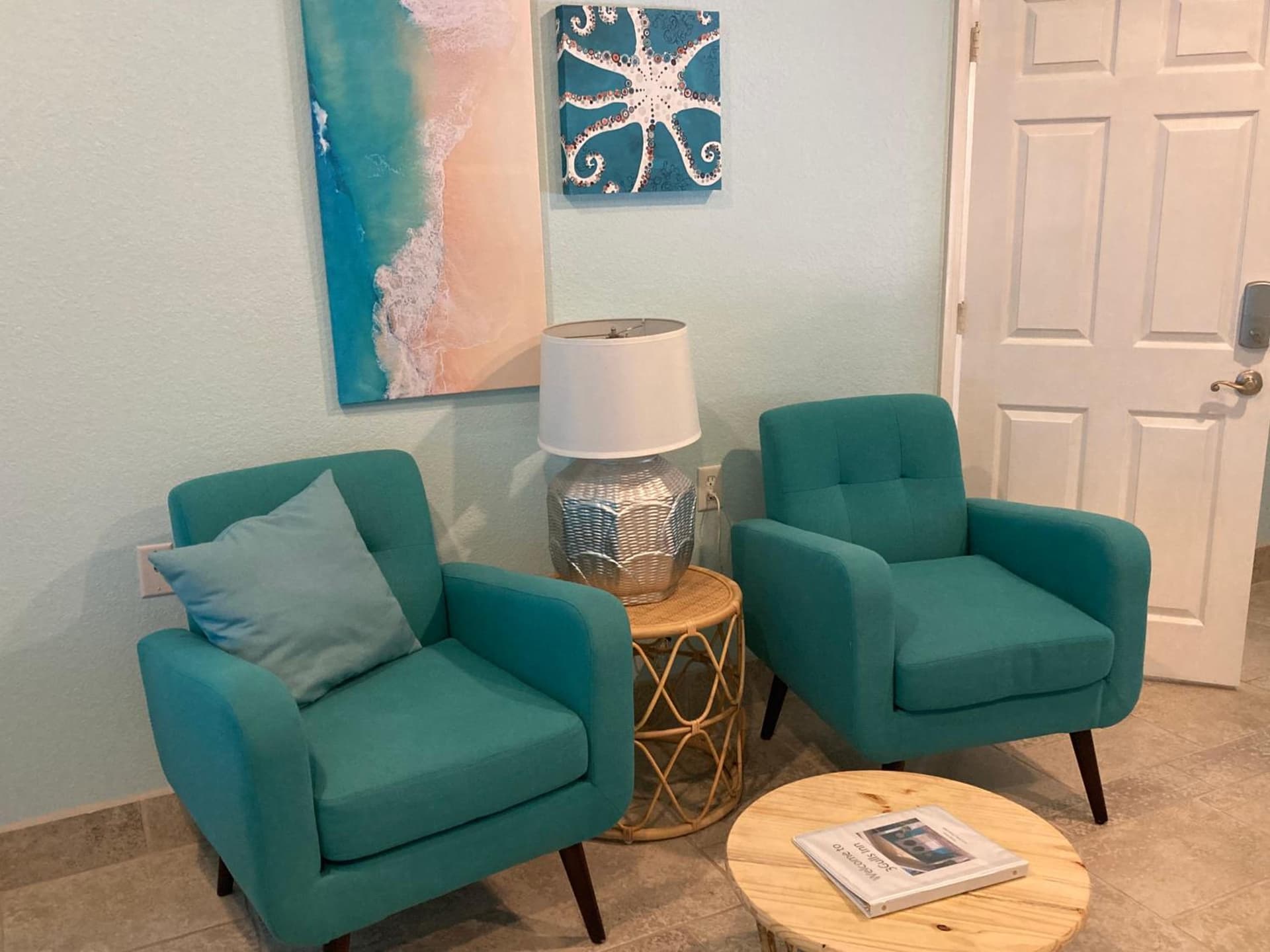 3Gulls Inn Ozona-Boutique Hotel-Steps from Restaurants & Brewery-SwimSpa Pool-Pet Friendly property views in Palm Harbor, FL — gallery photo 3