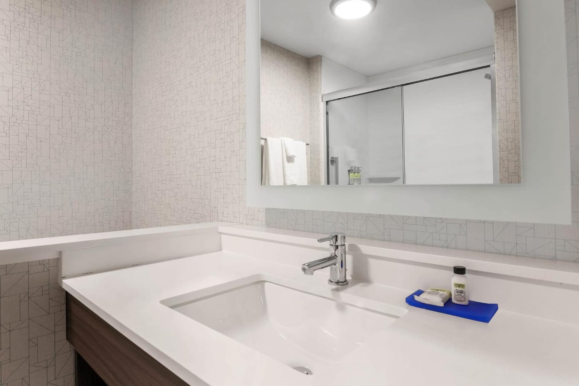 Holiday Inn Express & Suites Chicago O'Hare Airport by IHG gallery photo in Des Plaines, IL — image 11