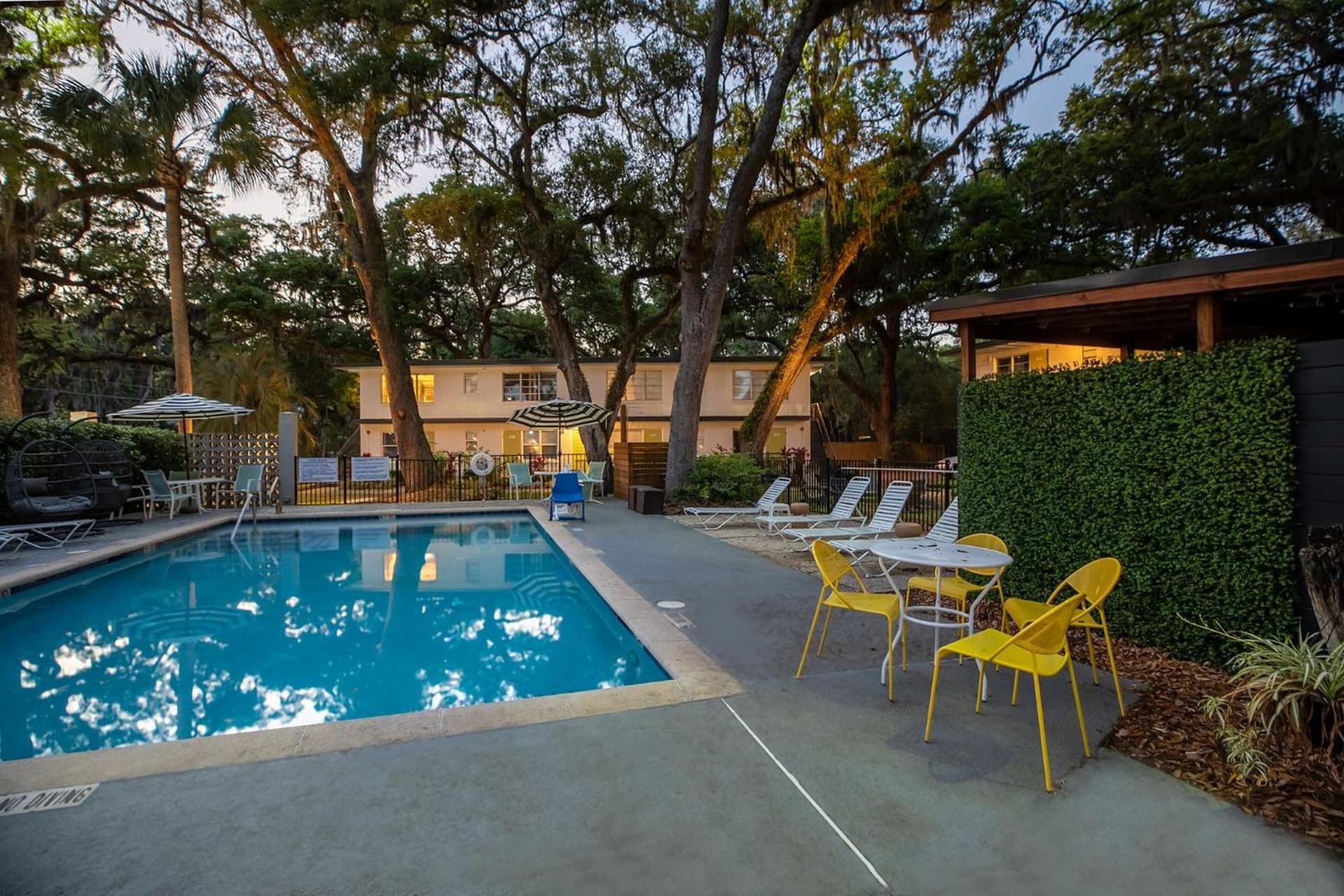 Queen's Court Inn interior in Saint Simons Island — gallery photo 2
