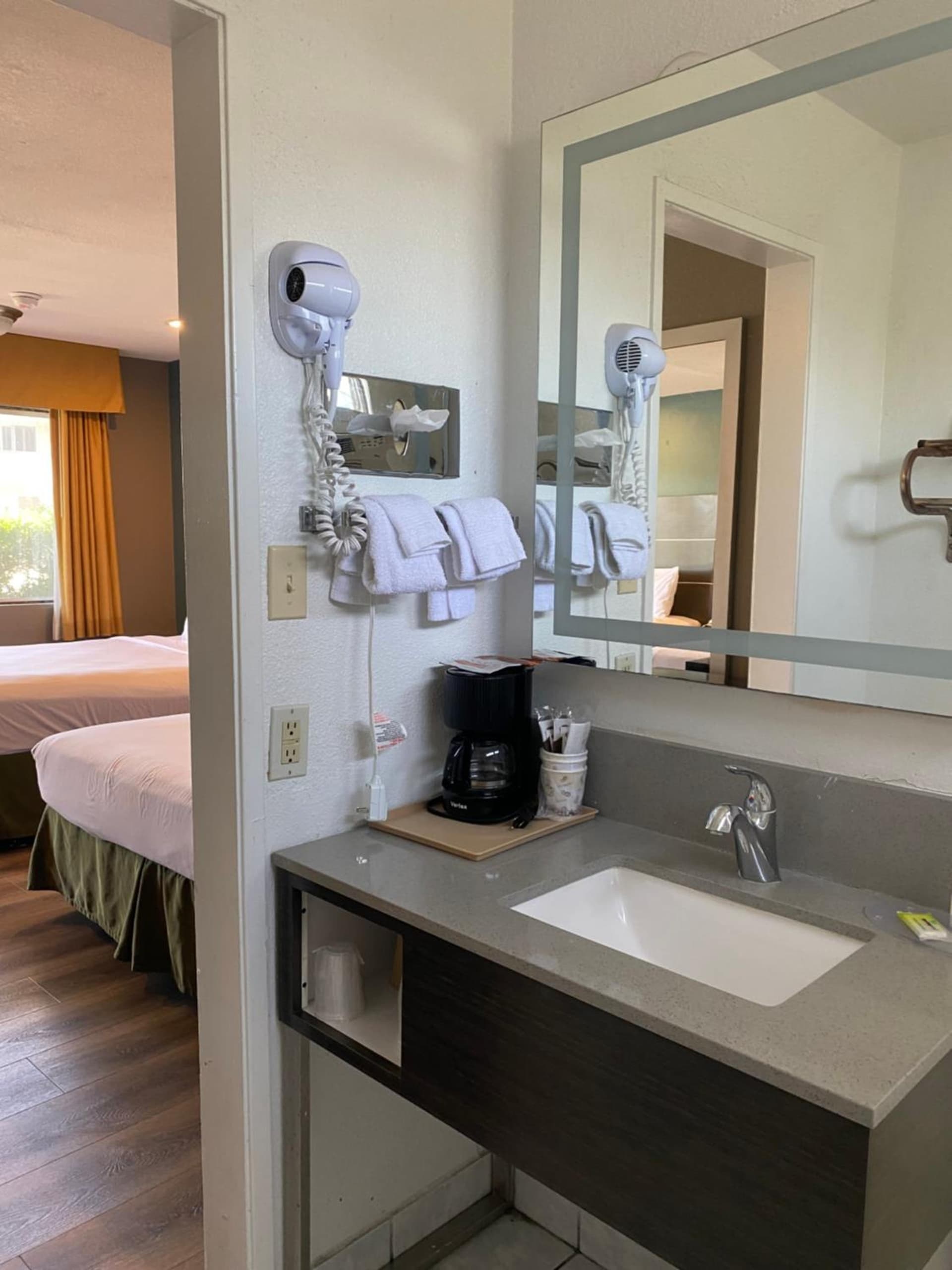 Hotel Palmeras Chula Vista gallery photo in Chula Vista, CA — image 9