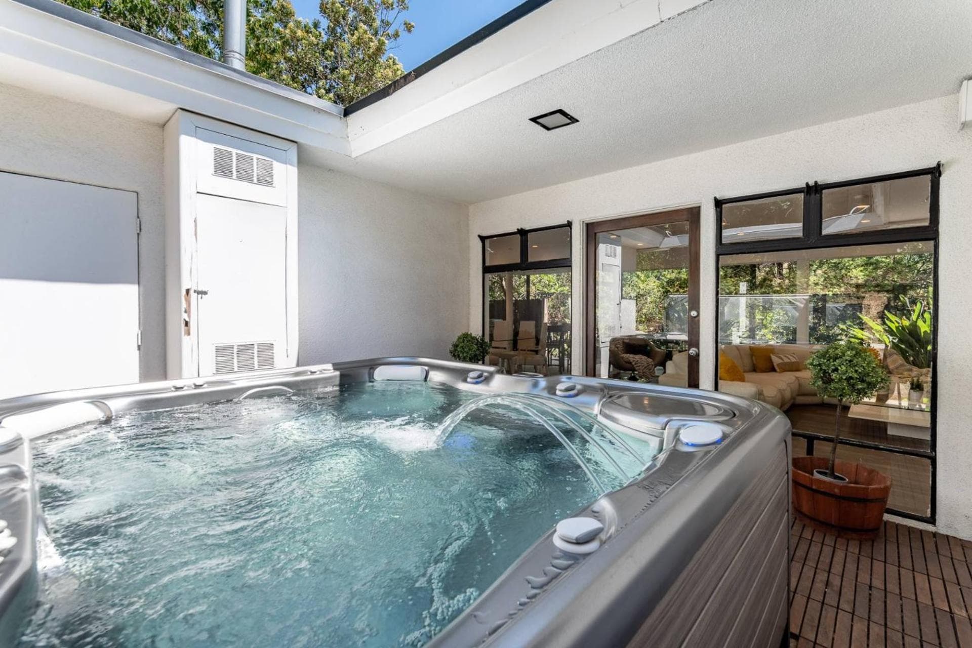 Multiview Manor interior in Los Angeles, CA — gallery photo 2