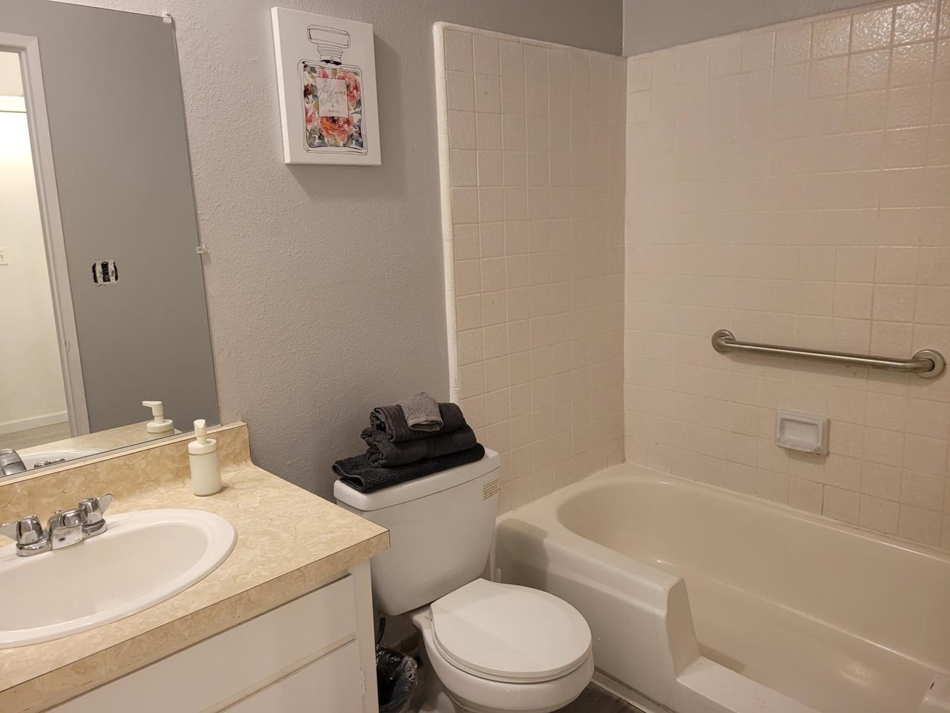 (A12) Lovely Spacious Double Bed Studio interior in Los Angeles, CA — gallery photo 2