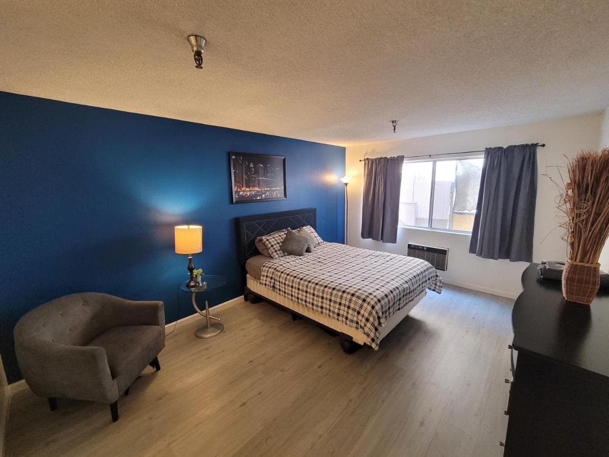 (A13) Cozy 1 Bedroom Studio with Private Bath featured exterior or lobby in Los Angeles, CA — similar hotel