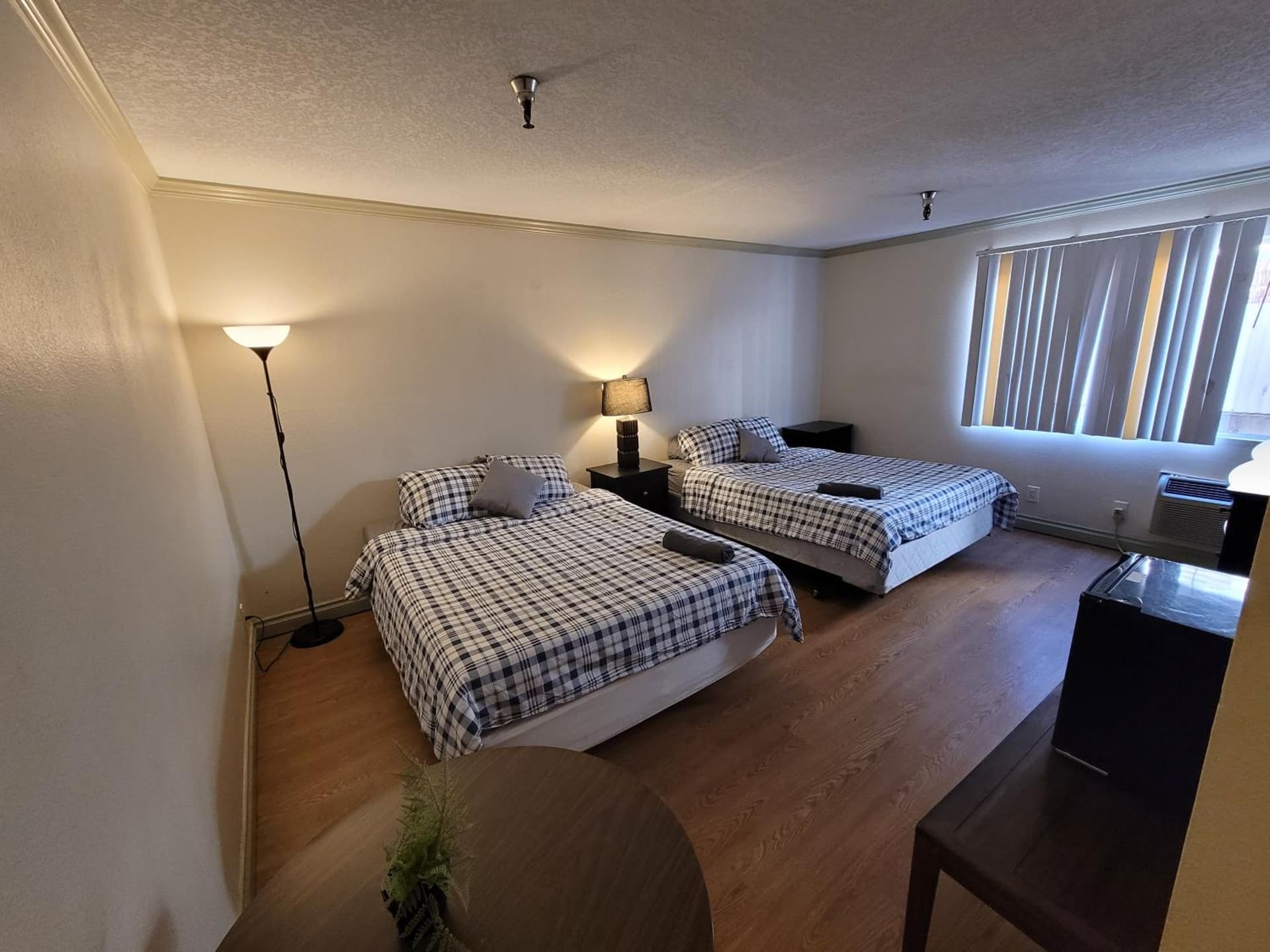 (A14) LA Spacious Hotel Style Unit property views in Los Angeles, CA — gallery photo 3