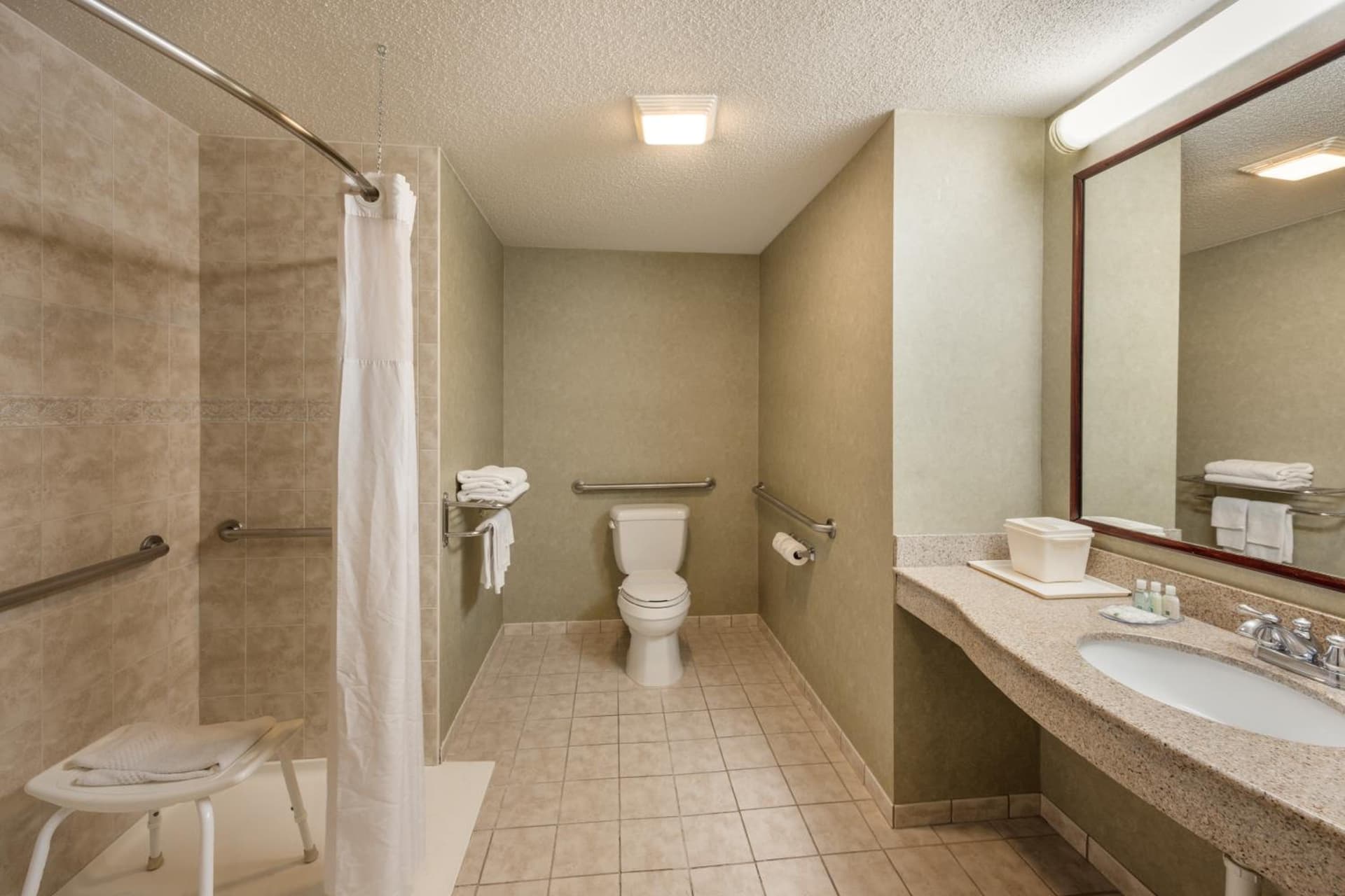 Quality Inn & Suites Fishkill South near I-84 gallery photo in Fishkill, NY — image 9