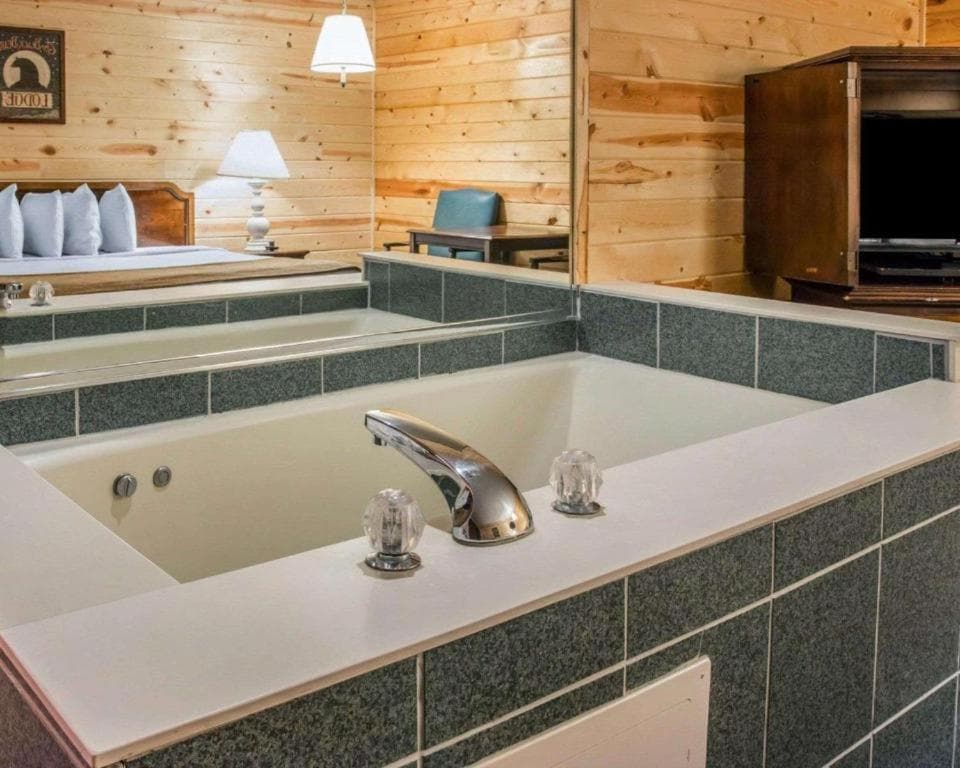 Mackinac Lodge interior in Mackinaw City, MI — gallery photo 2