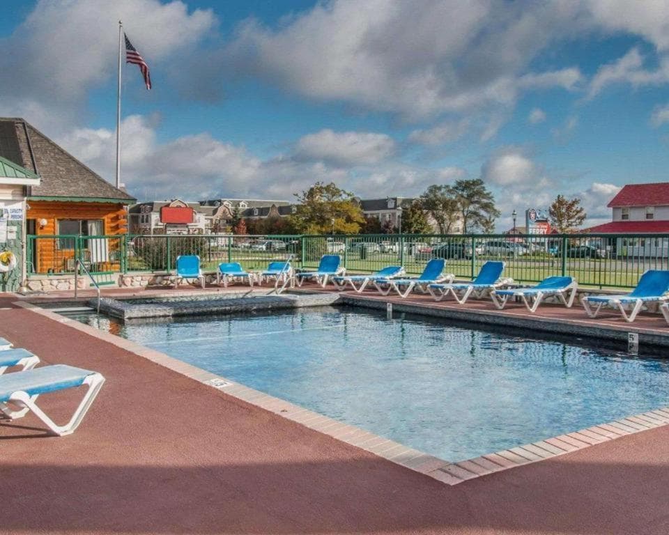 Mackinac Lodge property views in Mackinaw City, MI — gallery photo 3