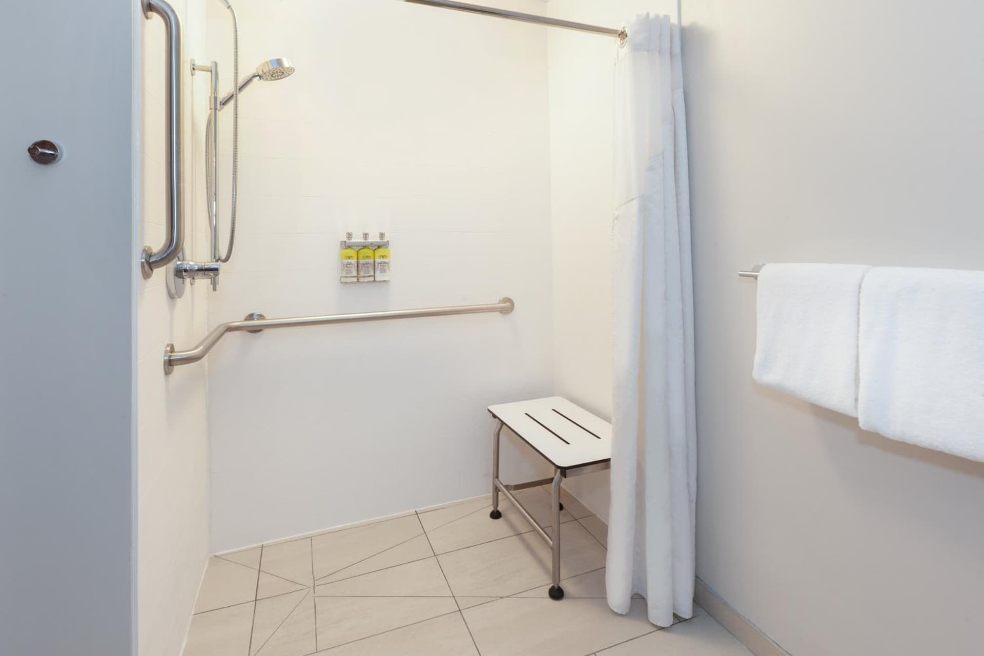 Holiday Inn Express Hotel & Suites Woodhaven by IHG interior in Woodhaven, MI — gallery photo 2