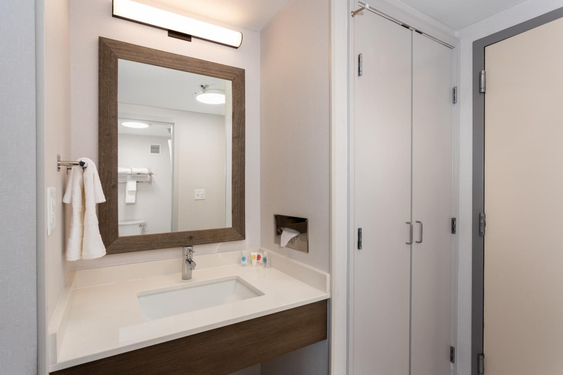 Comfort Inn & Suites Buffalo Airport gallery photo in Buffalo, NY — image 25