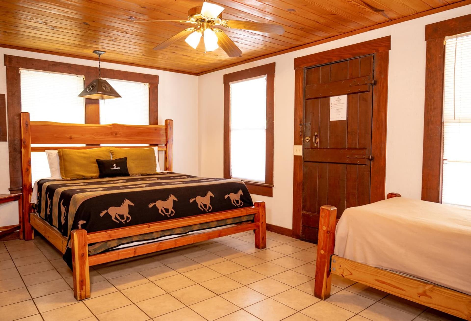 THE VAQUERO MOTEL interior in Bandera, TX — gallery photo 2