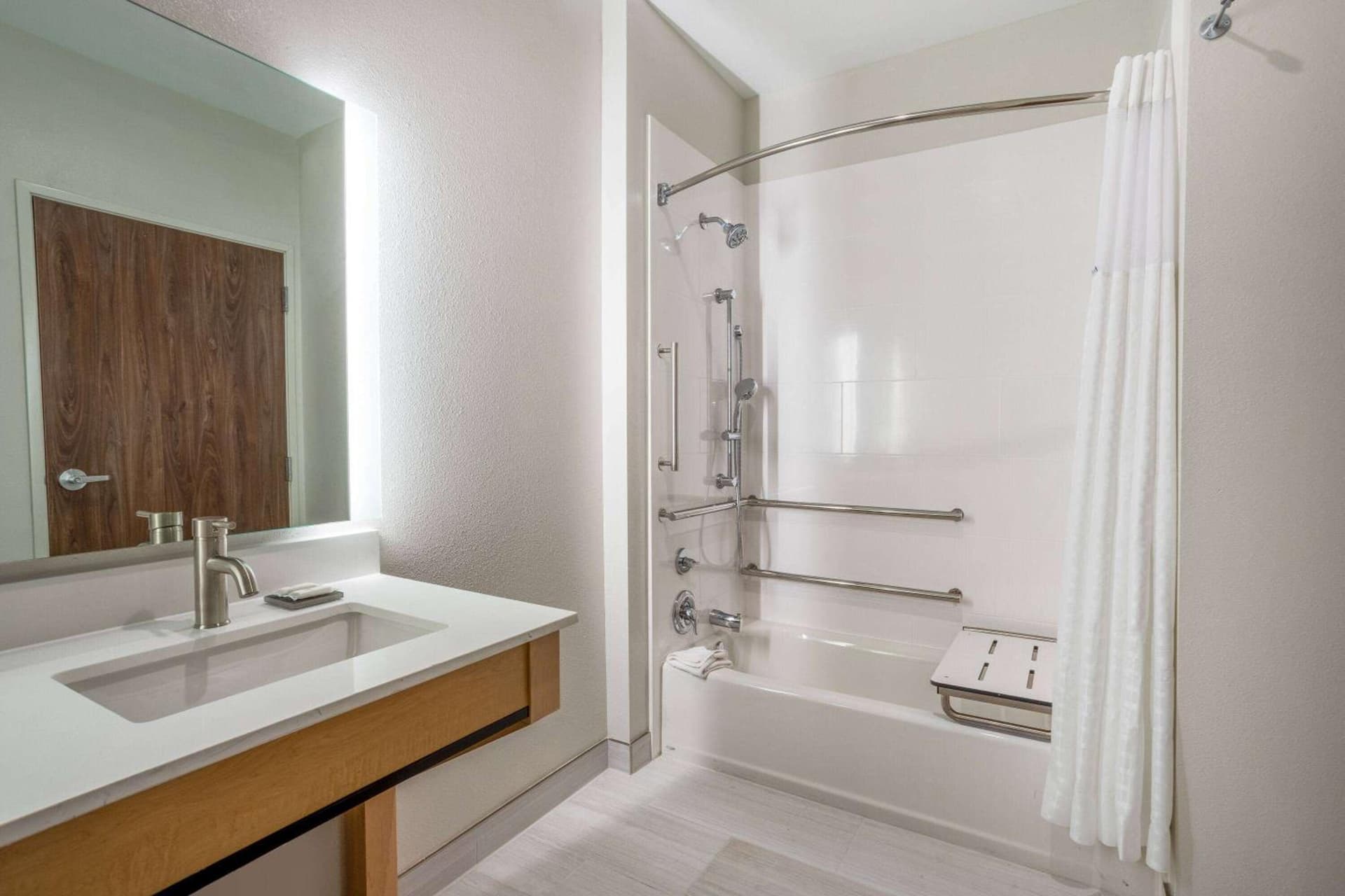 La Quinta Inn & Suites by Wyndham Pflugerville gallery photo in Pflugerville, TX — image 11