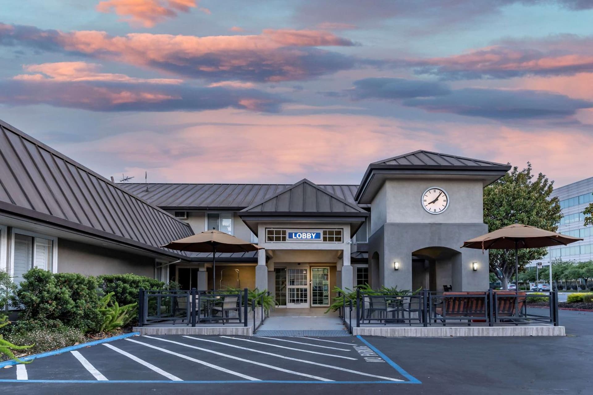 Best Western Silicon Valley Inn interior in Sunnyvale, CA — gallery photo 2