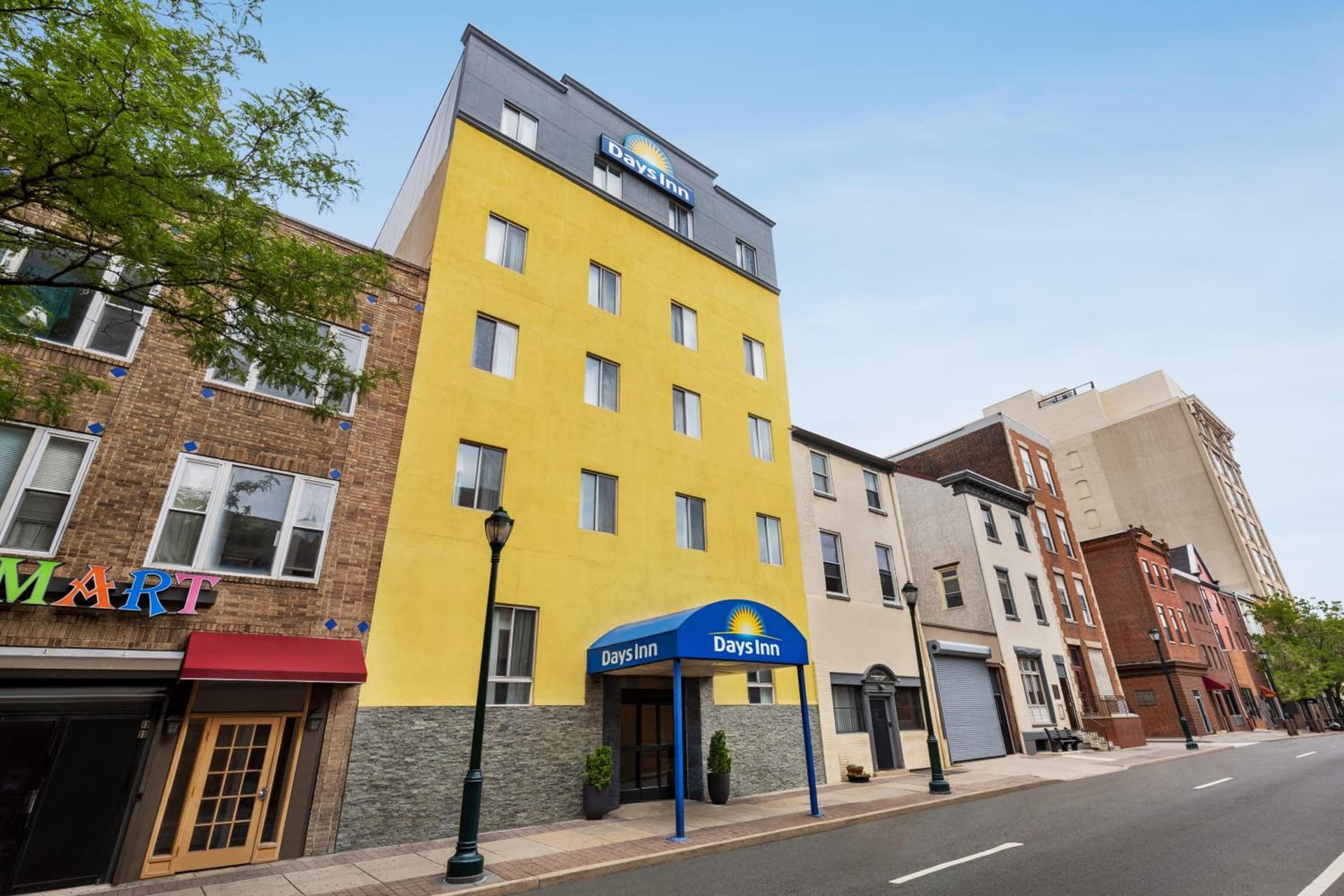 Days Inn by Wyndham Philadelphia Convention Center interior in Philadelphia, PA — gallery photo 2