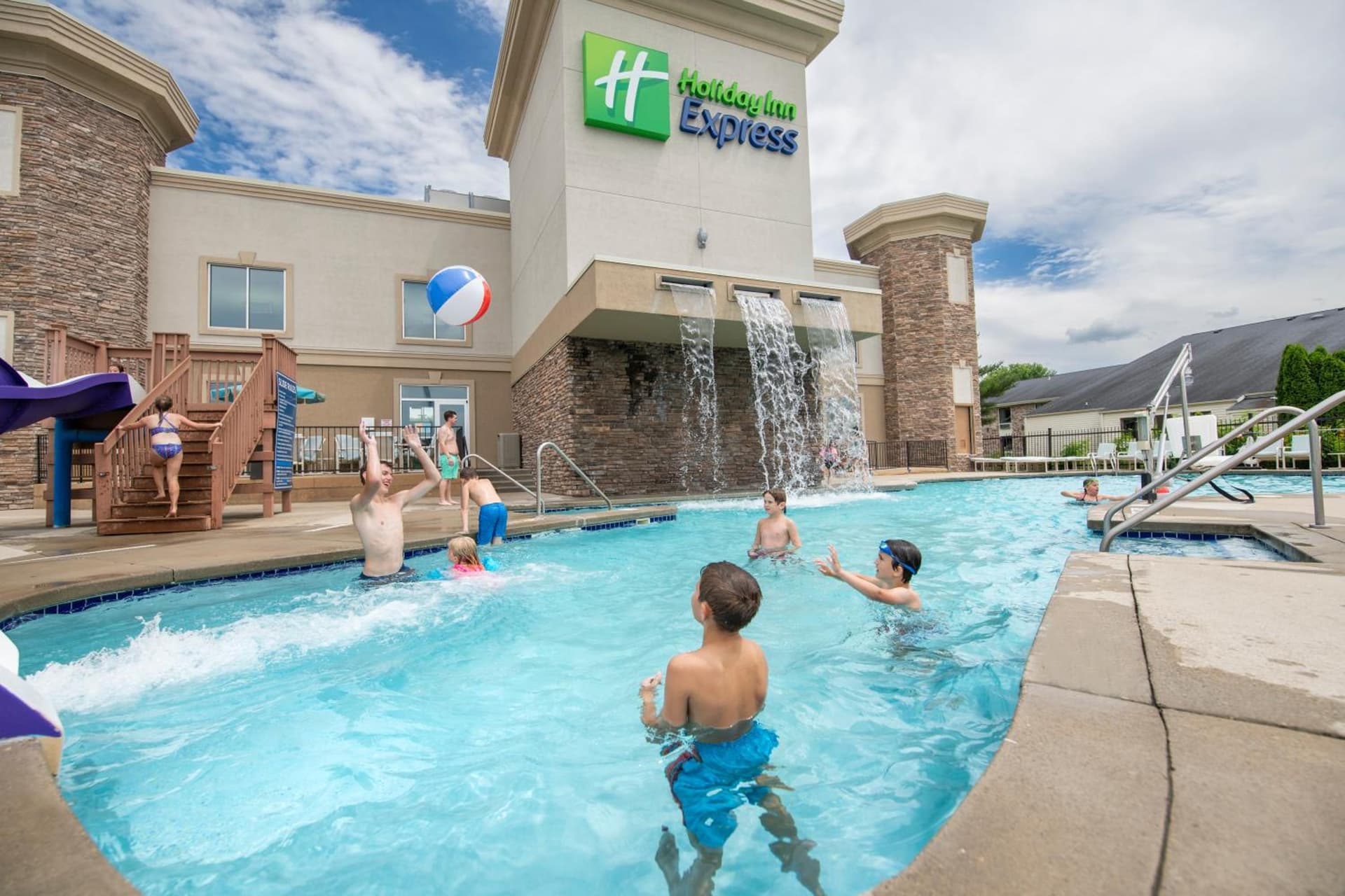 Holiday Inn Express Wisconsin Dells by IHG interior in Wisconsin Dells, WI — gallery photo 2