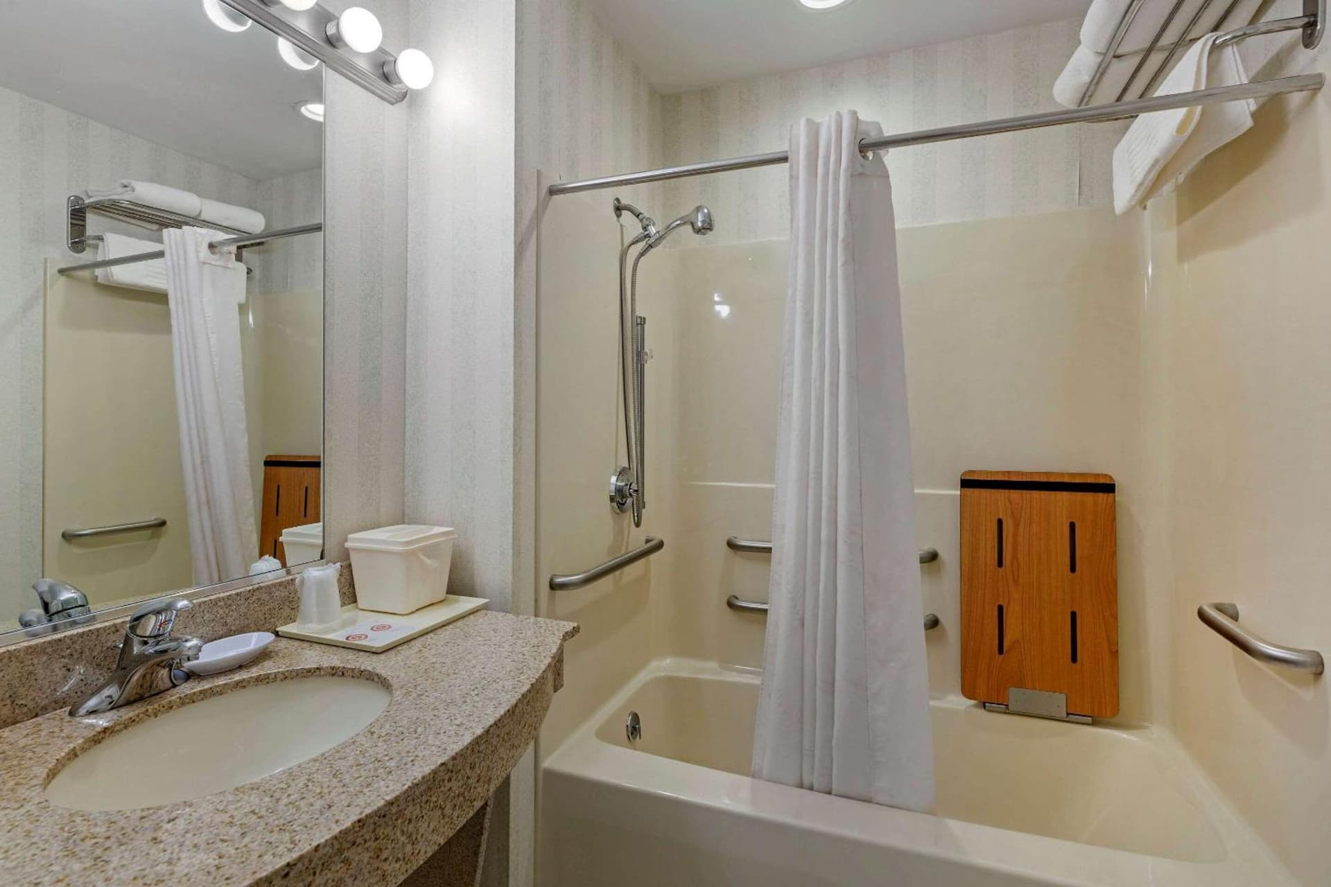 Comfort Inn & Suites East Greenbush - Albany gallery photo in East Greenbush, NY — image 26