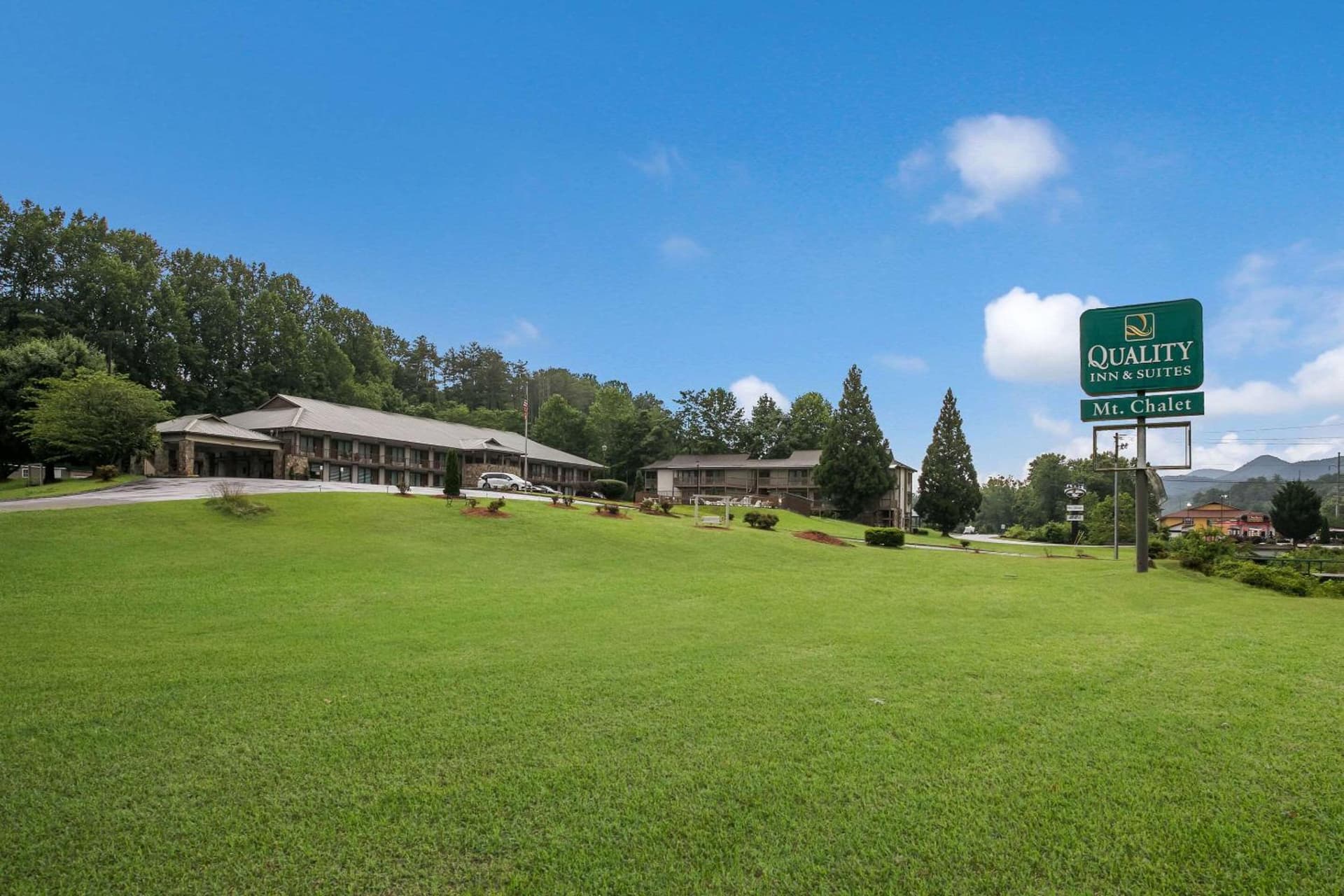 Quality Inn & Suites Mt Chalet interior in Clayton, GA — gallery photo 2