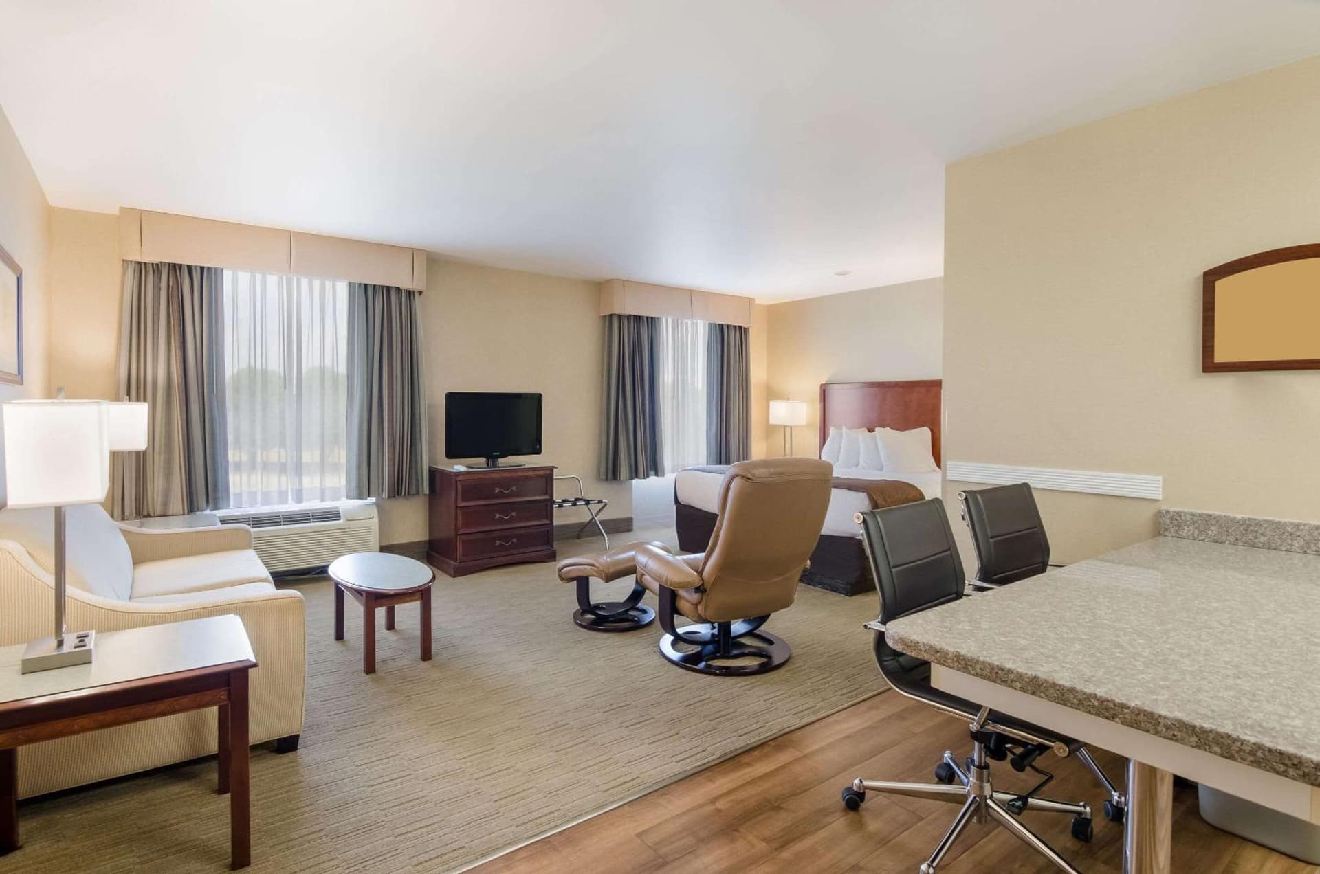 MainStay Suites Roanoke Airport gallery photo in Roanoke, VA — image 9