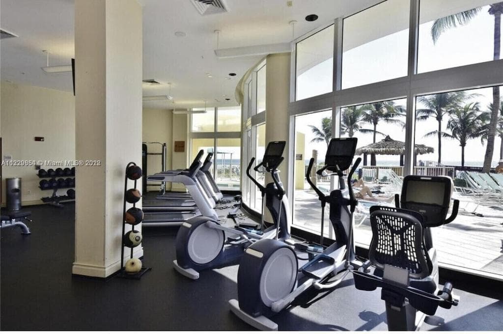 Beautiful 1 bedroom condo on the beach property views in Miami Beach, FL — gallery photo 3
