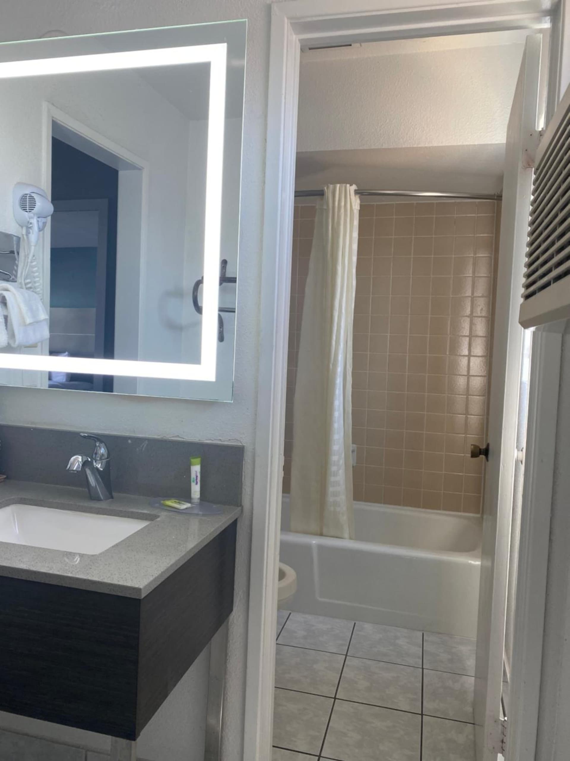 Hotel Palmeras Chula Vista property views in Chula Vista, CA — gallery photo 3