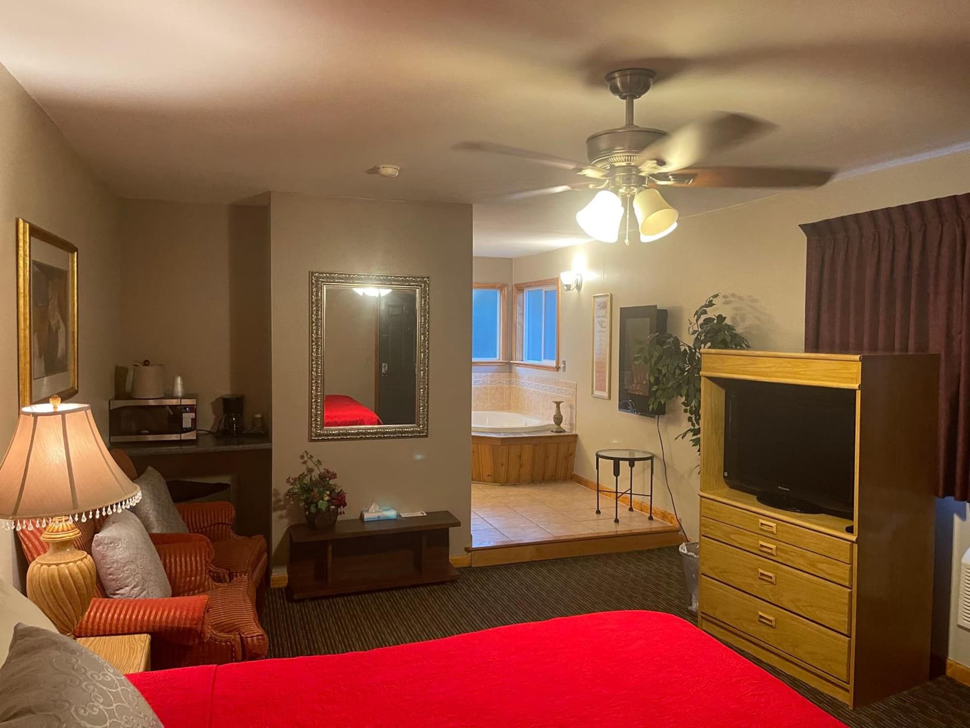 Pikes Peak Inn interior in Manitou Springs, CO — gallery photo 2