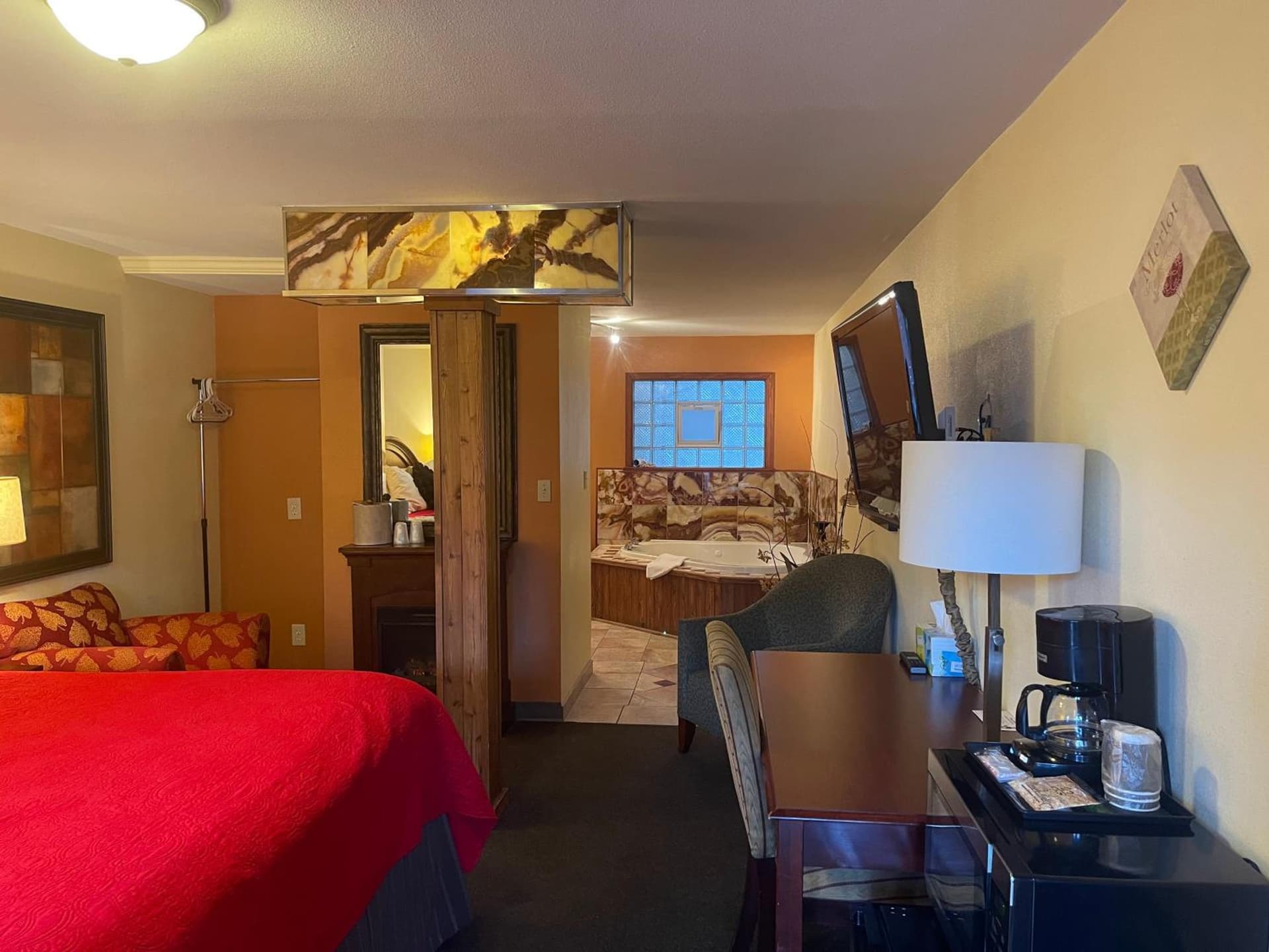 Pikes Peak Inn property views in Manitou Springs, CO — gallery photo 3