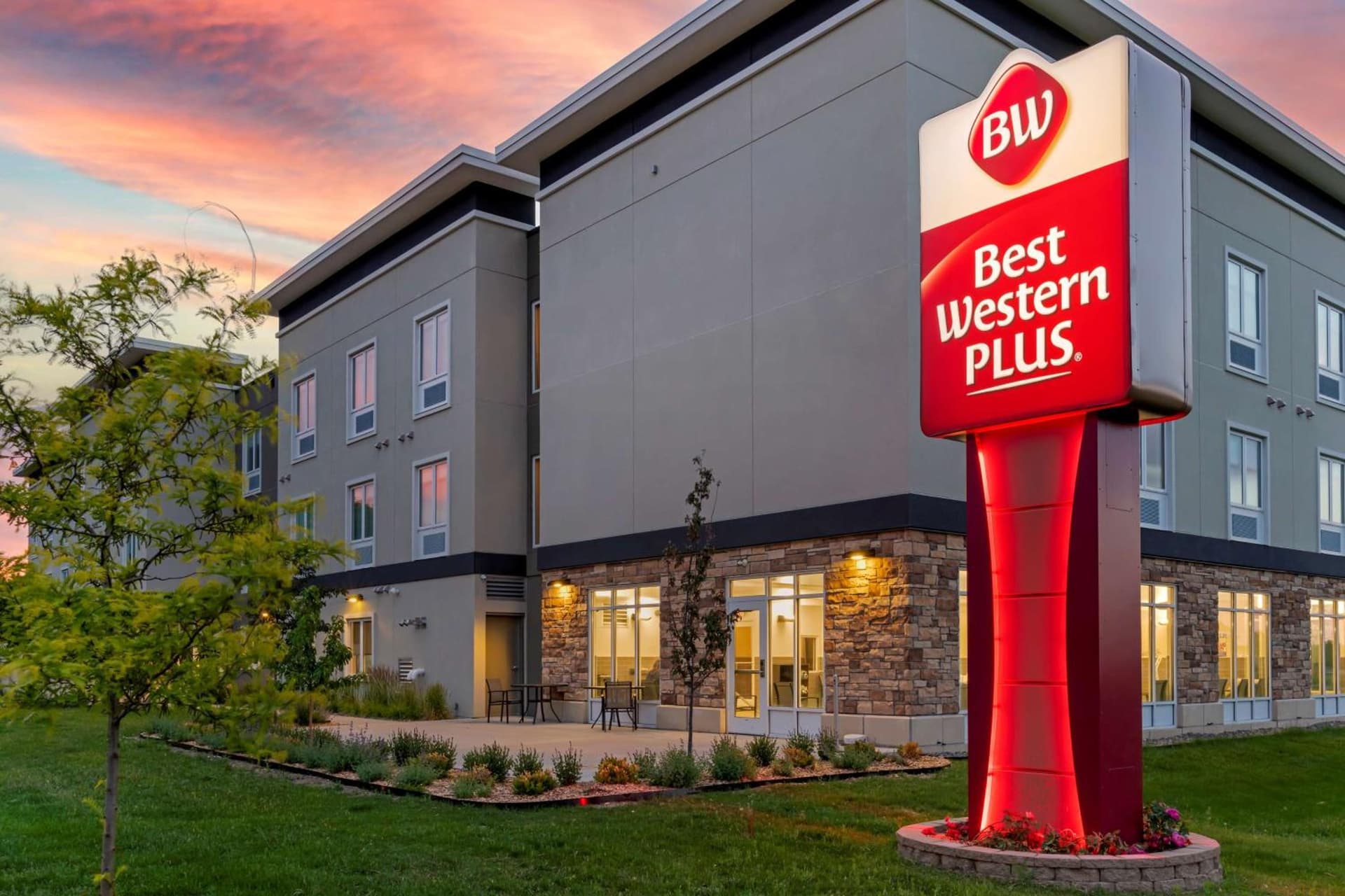 Best Western Plus Isanti interior in Isanti, MN — gallery photo 2