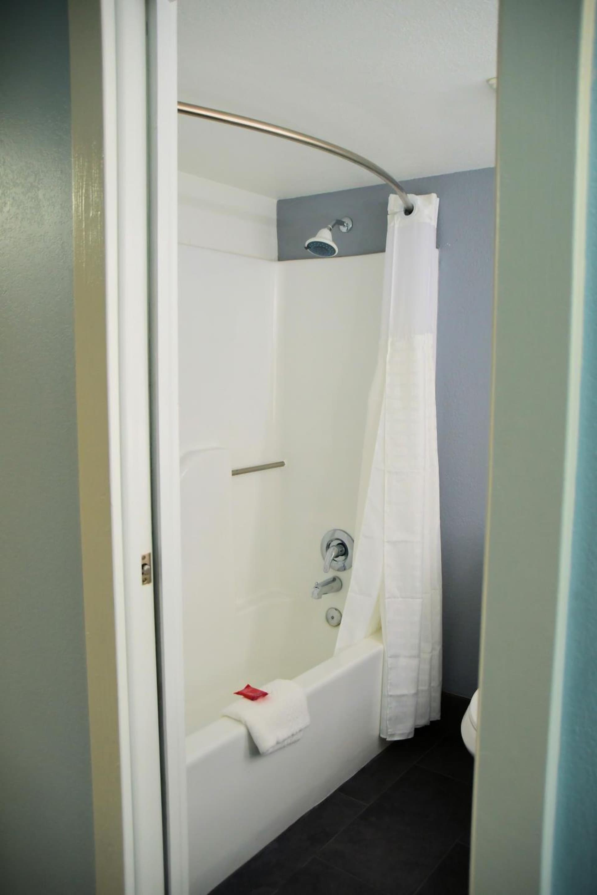 Clarion Pointe Jacksonville near Camp Lejeune gallery photo in Jacksonville, NC — image 27