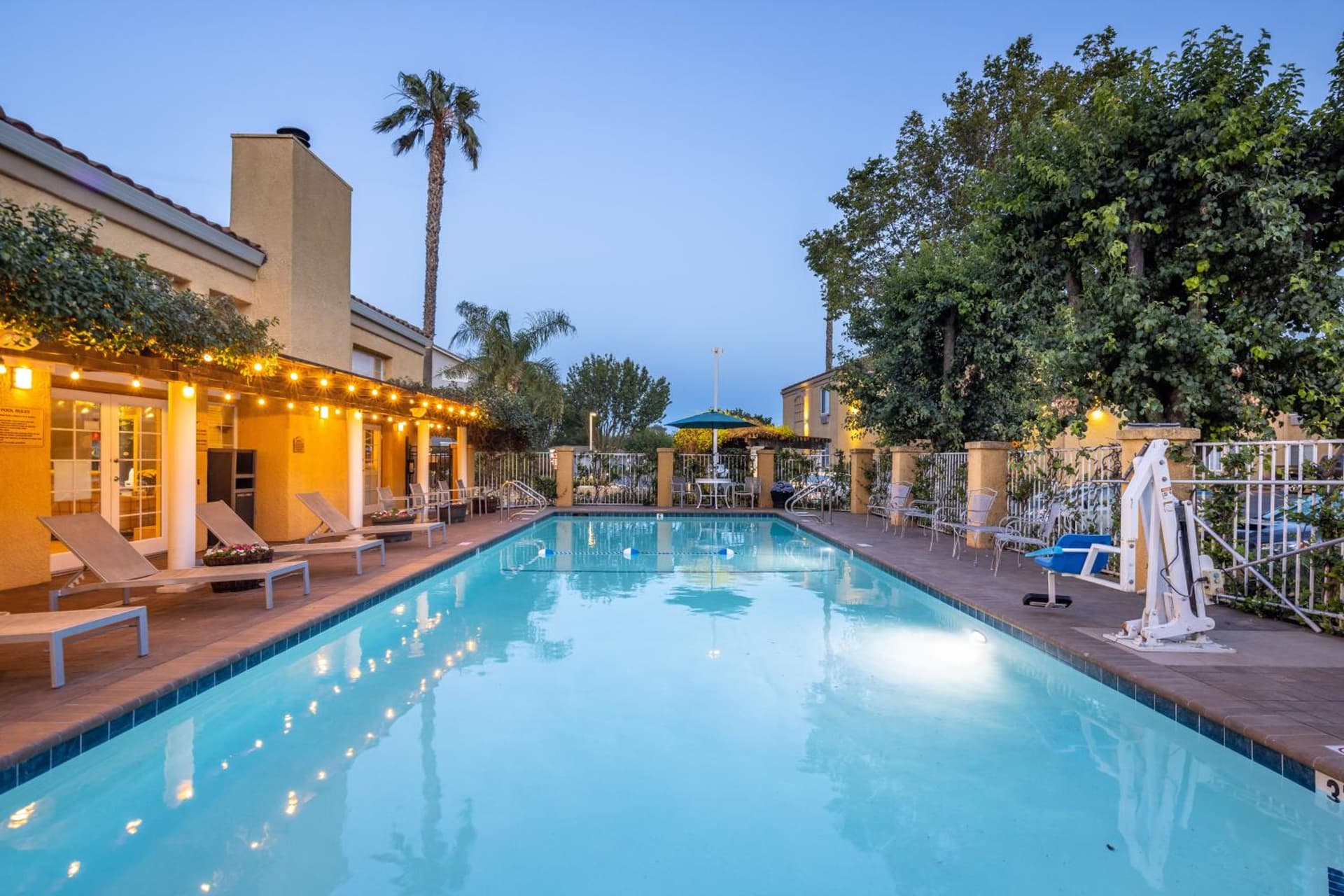 Best Western Plus Dixon Davis interior in Dixon, CA — gallery photo 2