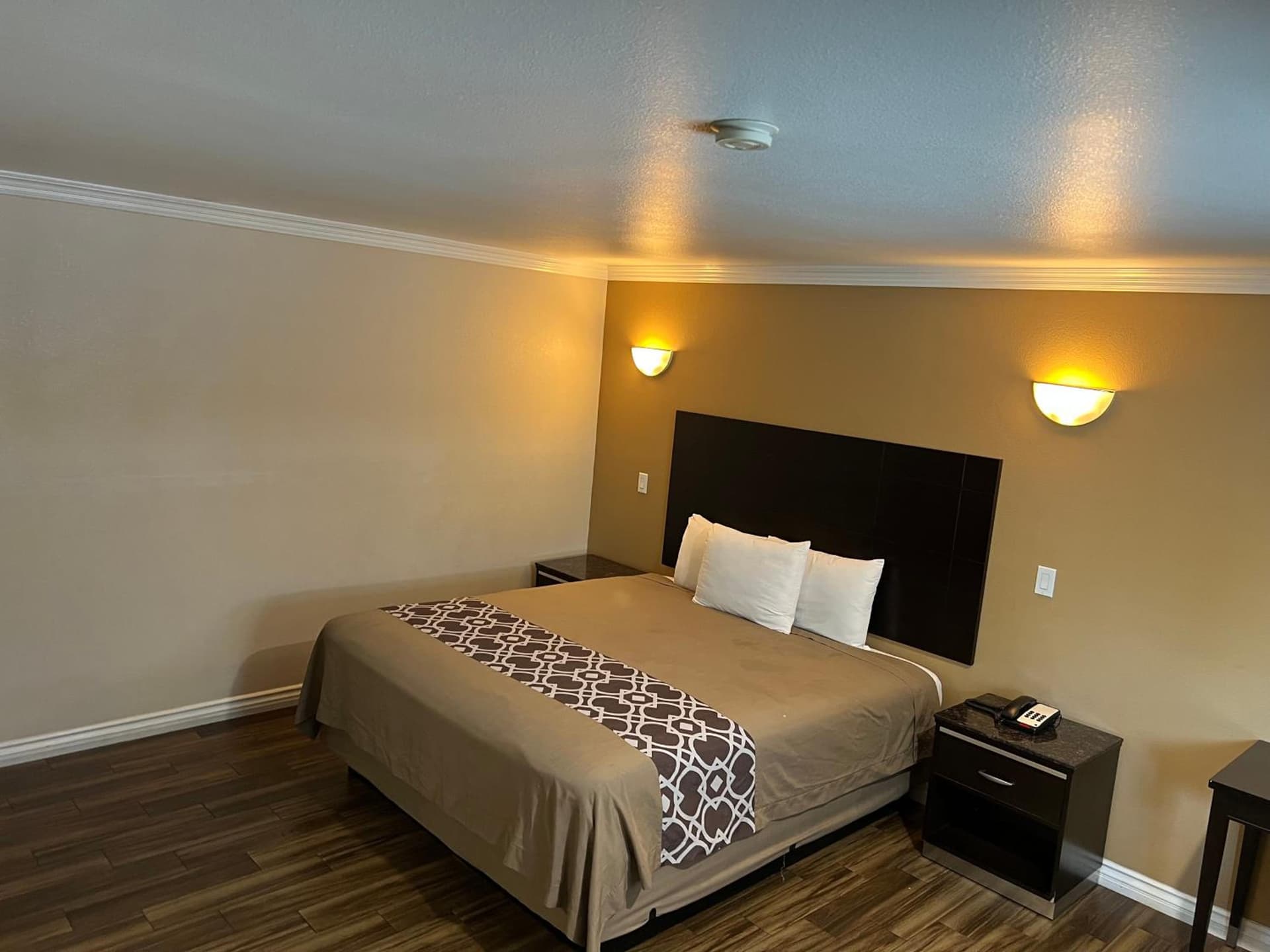 Walnut Inn & Suites West Covina gallery photo in West Covina, CA — image 4