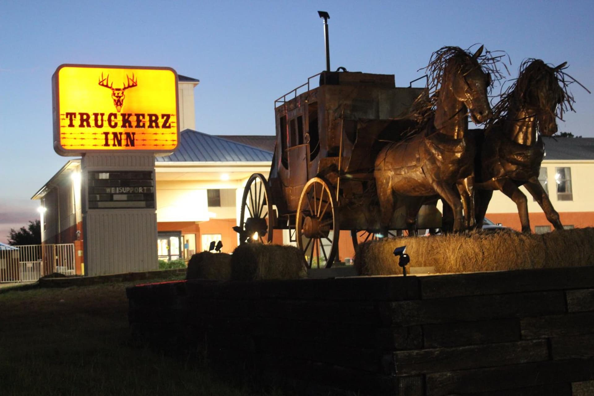 Truckerz Inn interior in Jacksonville, TX — gallery photo 2