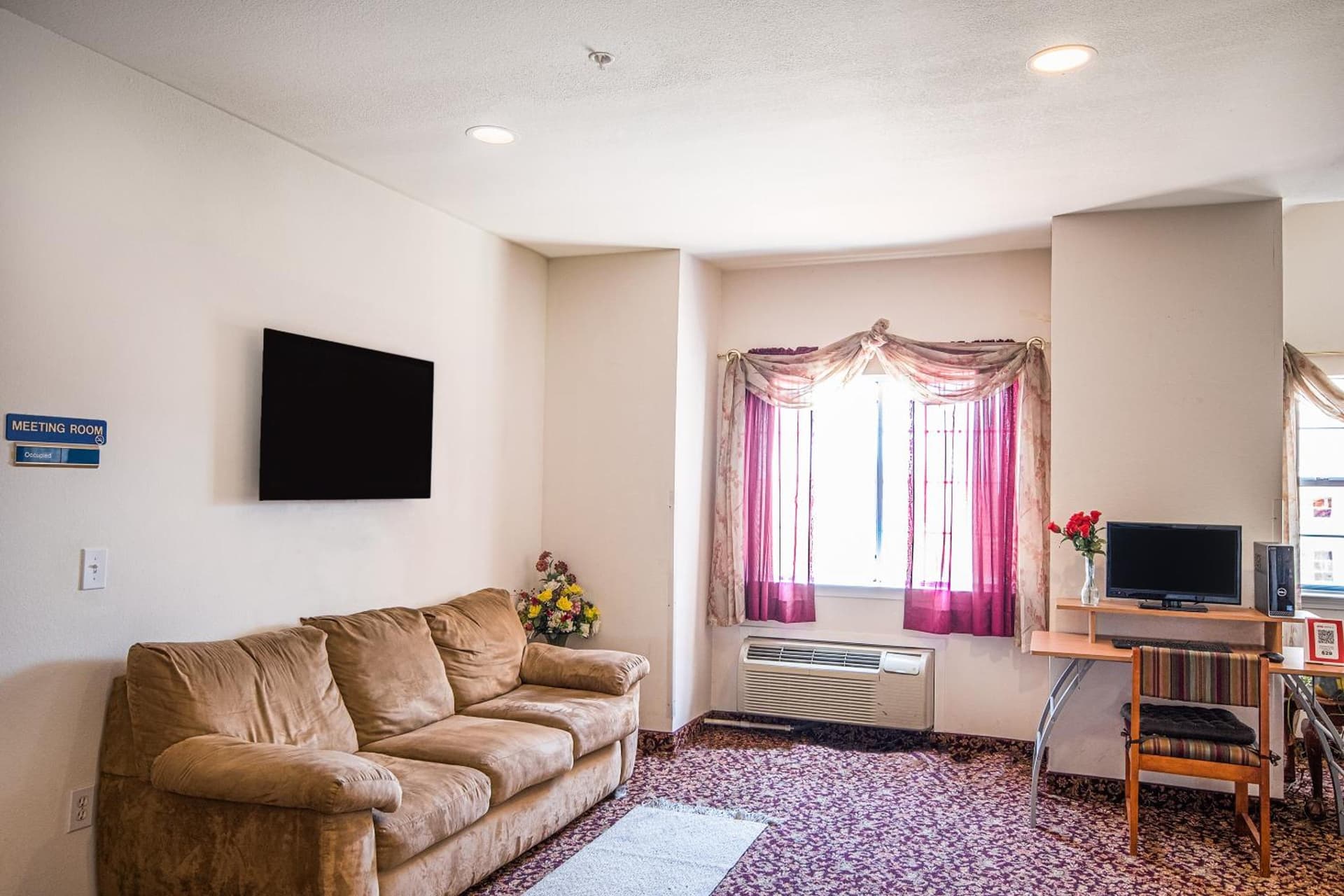 Econo Lodge Inn & Suites Mesquite - Dallas East gallery photo in Mesquite, TX — image 11