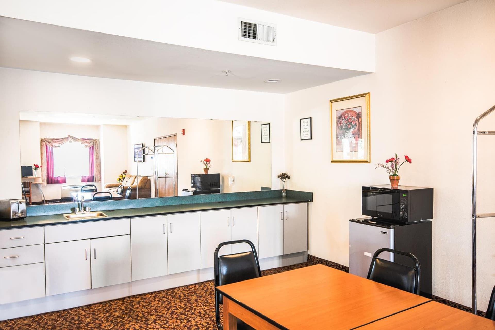 Econo Lodge Inn & Suites Mesquite - Dallas East gallery photo in Mesquite, TX — image 34