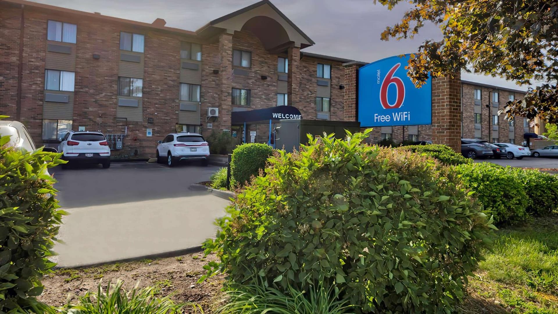 Motel 6-Milwaukee, WI - Glendale featured exterior or lobby in Glendale, WI — similar hotel