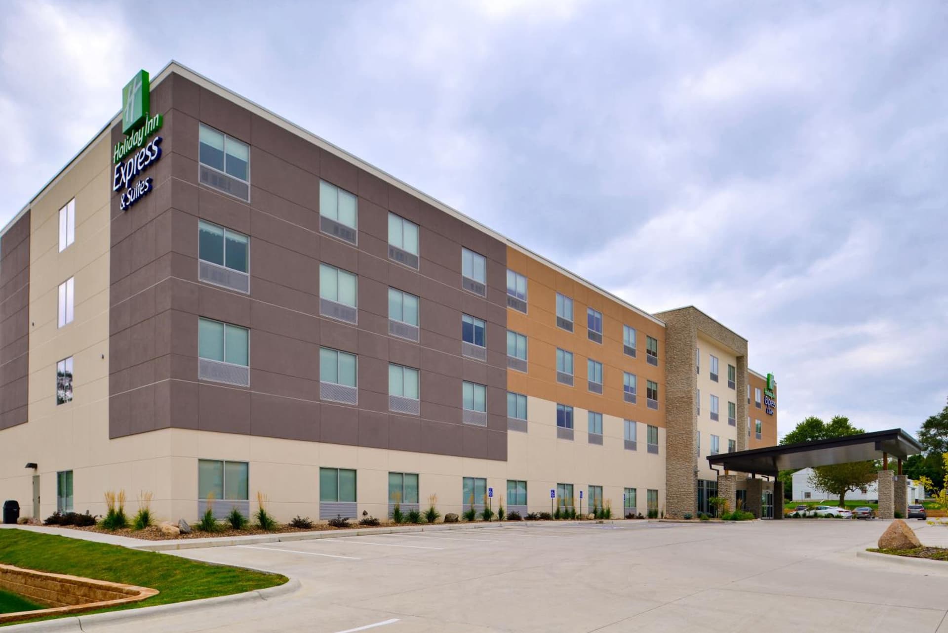 Holiday Inn Express & Suites - Ottumwa by IHG interior in Ottumwa, IA — gallery photo 2