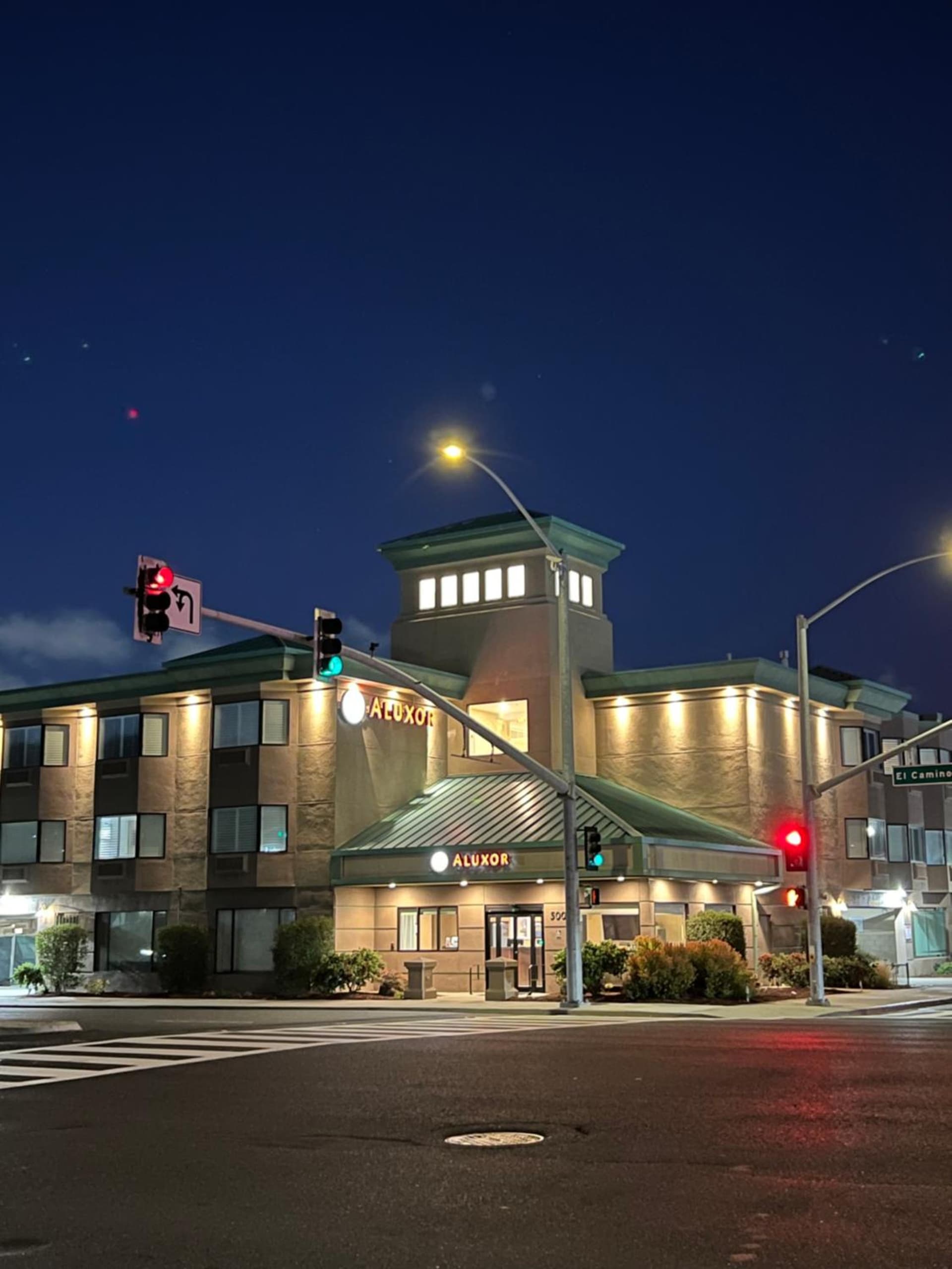 Hotel Aluxor SFO, Shuttle Service — hotel in San Bruno, California