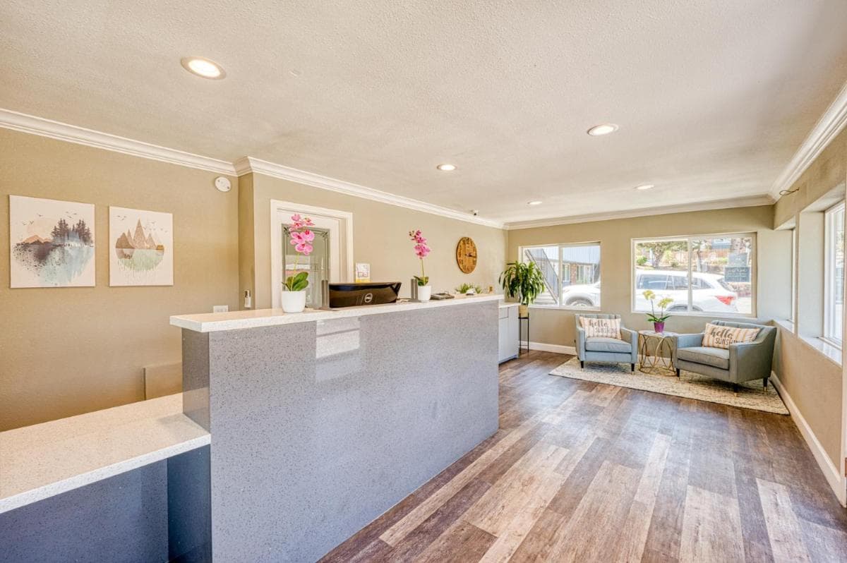 Vagabond Inn San Luis Obispo property views in San Luis Obispo, CA — gallery photo 3