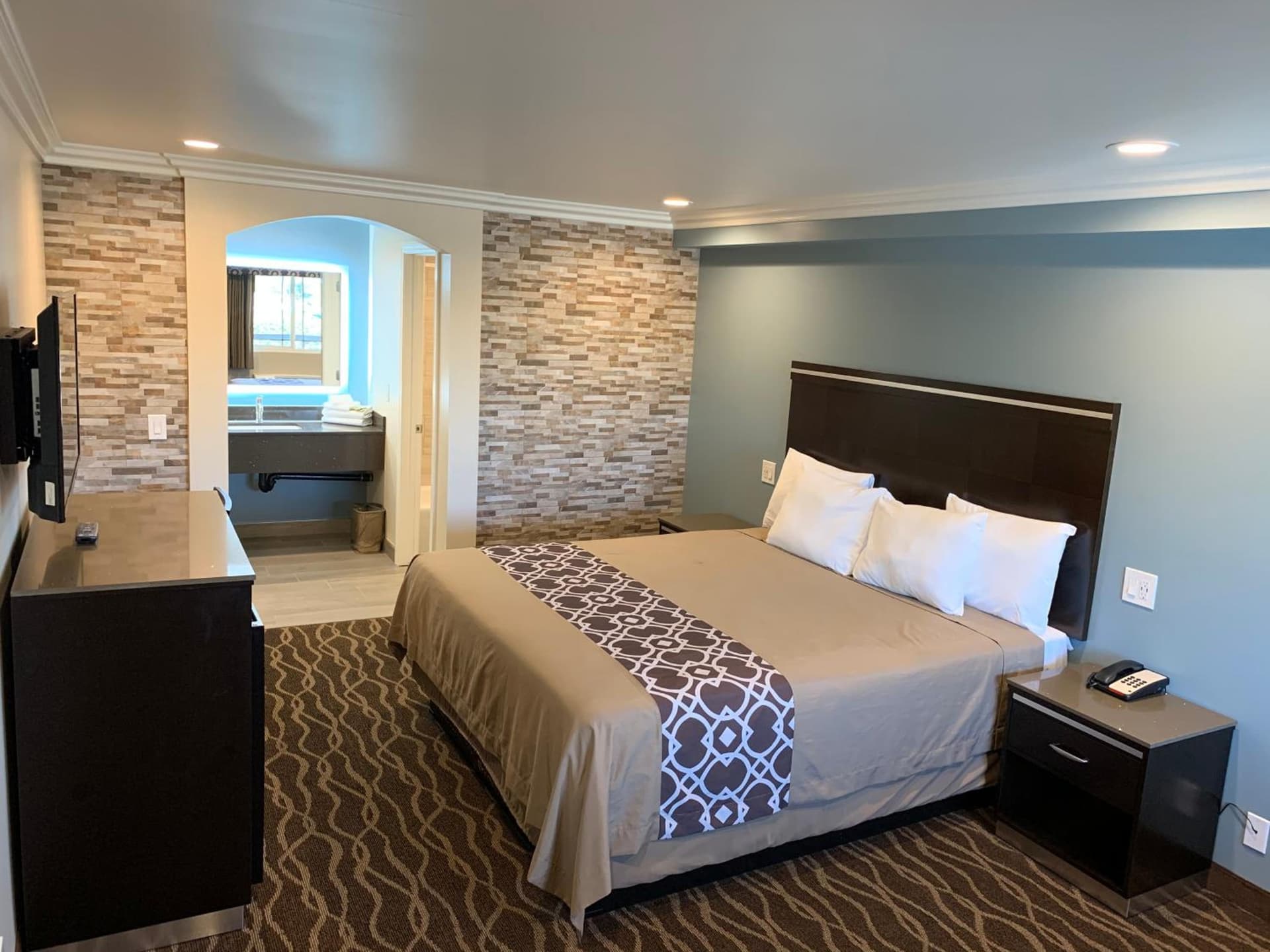 Walnut Inn & Suites West Covina property views in West Covina, CA — gallery photo 3