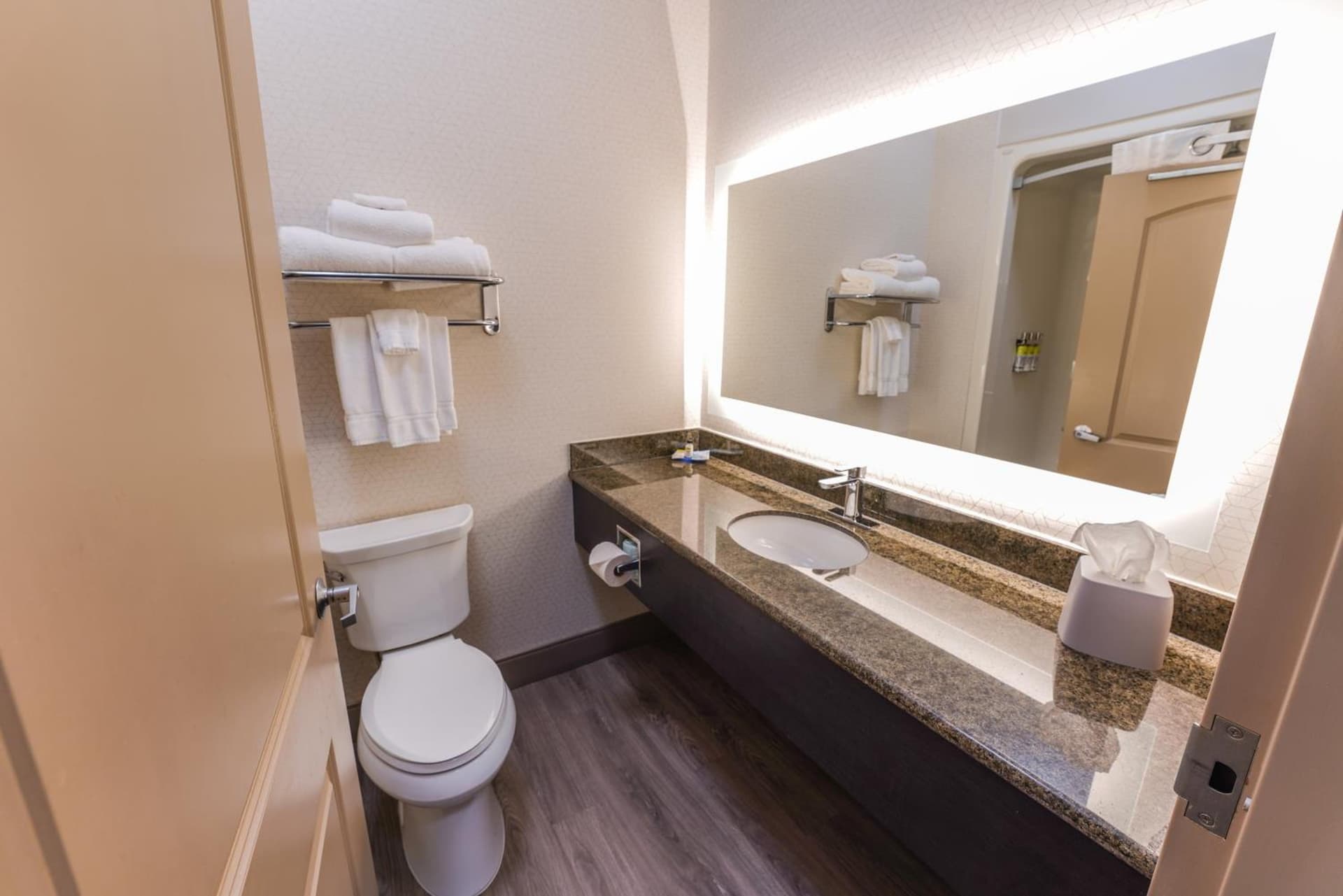 Holiday Inn Express and Suites Springfield Medical District by IHG interior in Springfield, MO — gallery photo 2