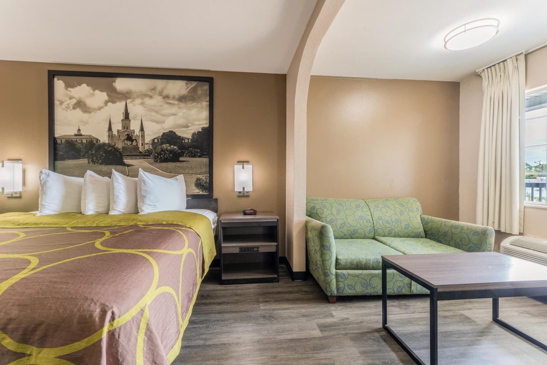 Super 8 by Wyndham Lake Charles Northeast gallery photo in Lake Charles, LA — image 7