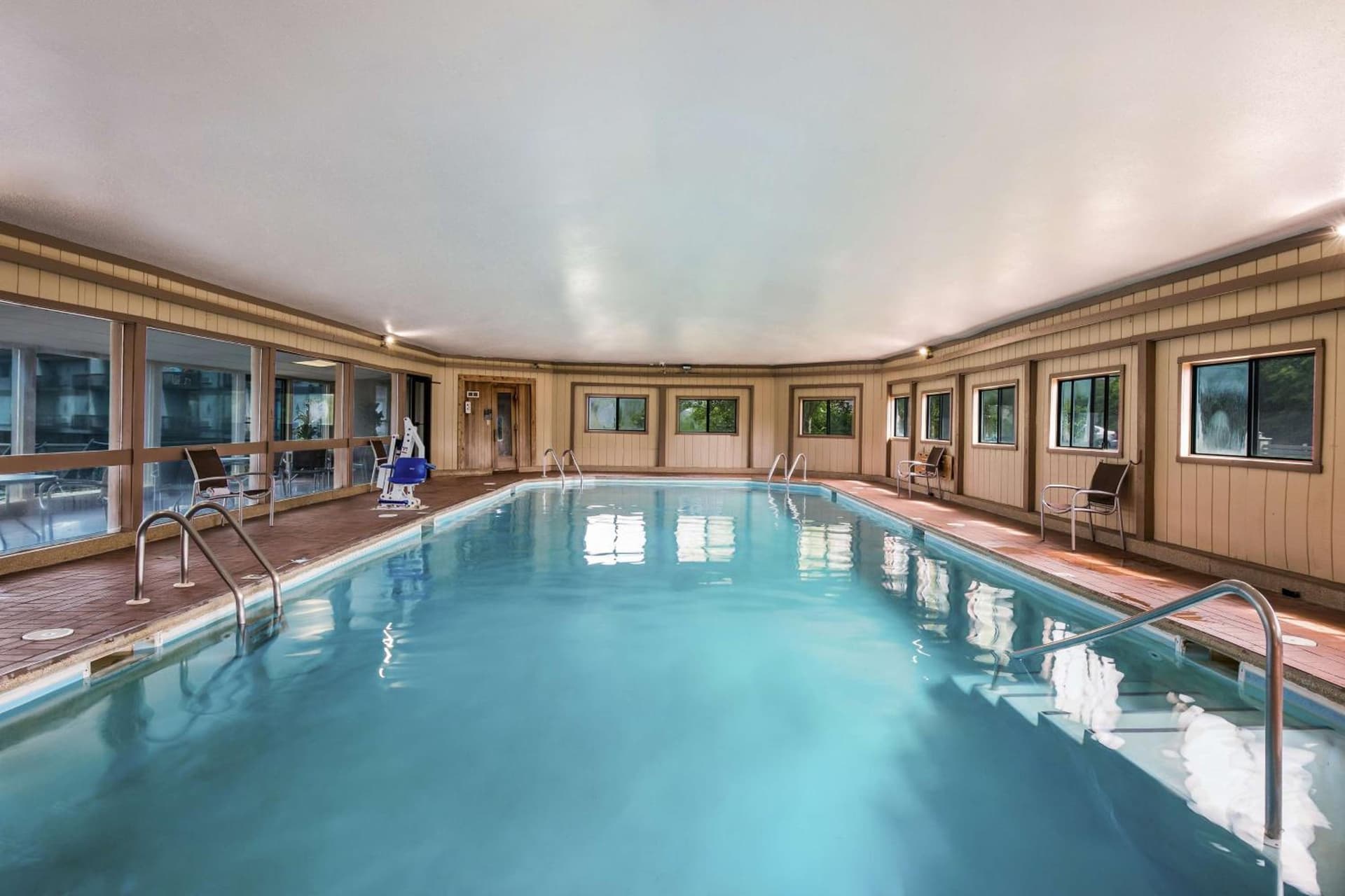 Best Western Indian Oak interior in Chesterton, IN — gallery photo 2