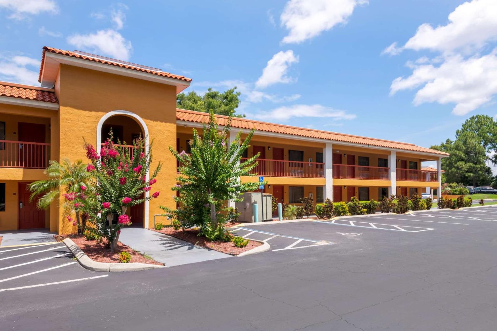 Quality Inn & Suites Mt Dora North interior in Mount Dora, FL — gallery photo 2