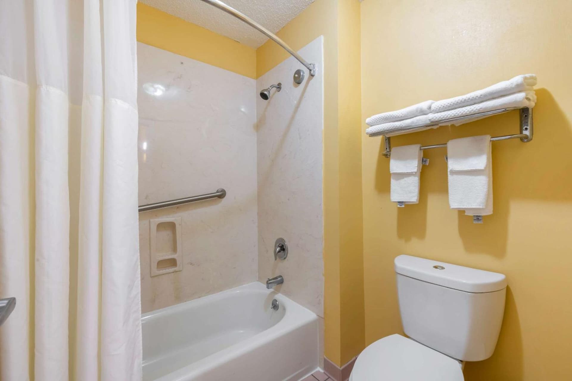 Quality Inn & Suites Mt Dora North gallery photo in Mount Dora, FL — image 8