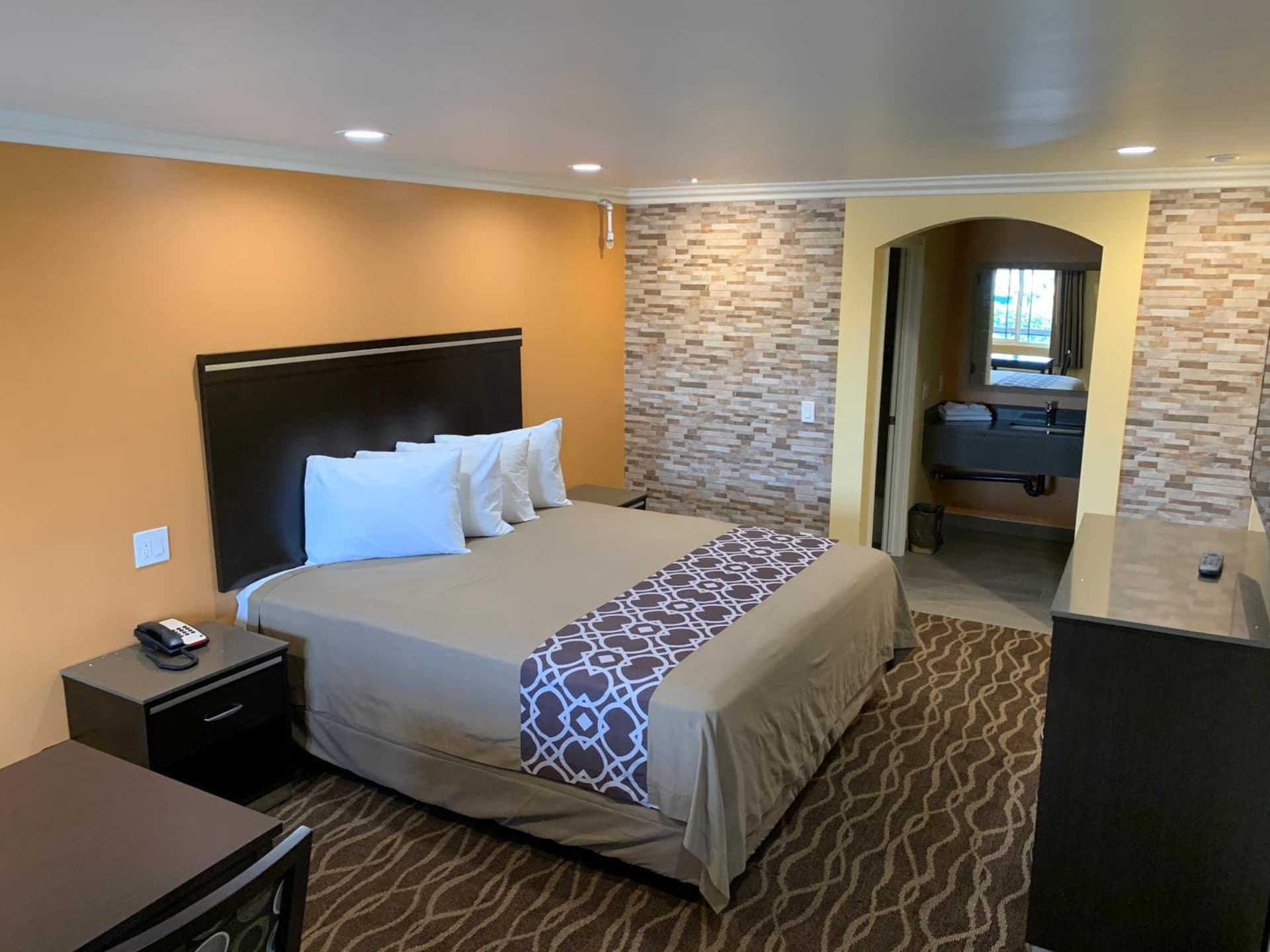 Walnut Inn & Suites West Covina gallery photo in West Covina, CA — image 9