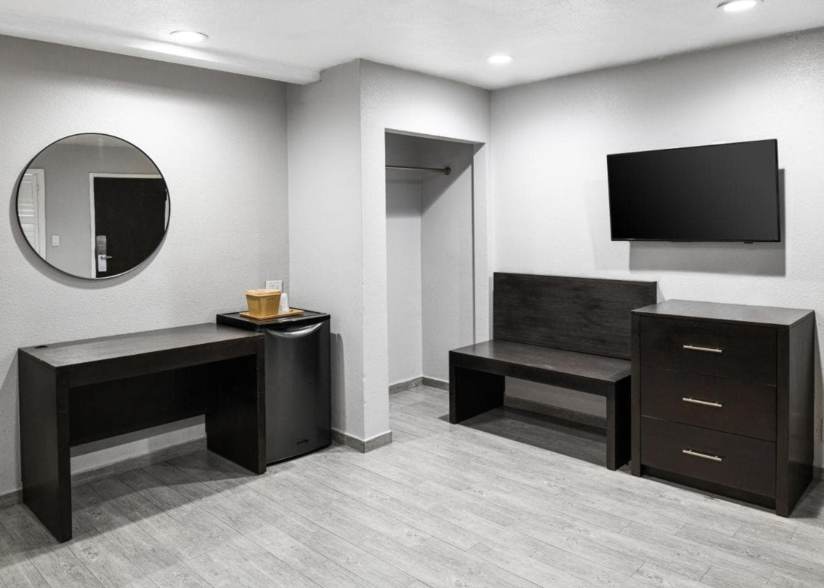 Hollywood Inn Express LAX gallery photo in Inglewood, CA — image 11